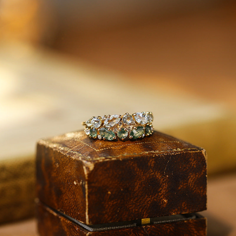 Anillo de línea Skyline con topacio azul chispeante