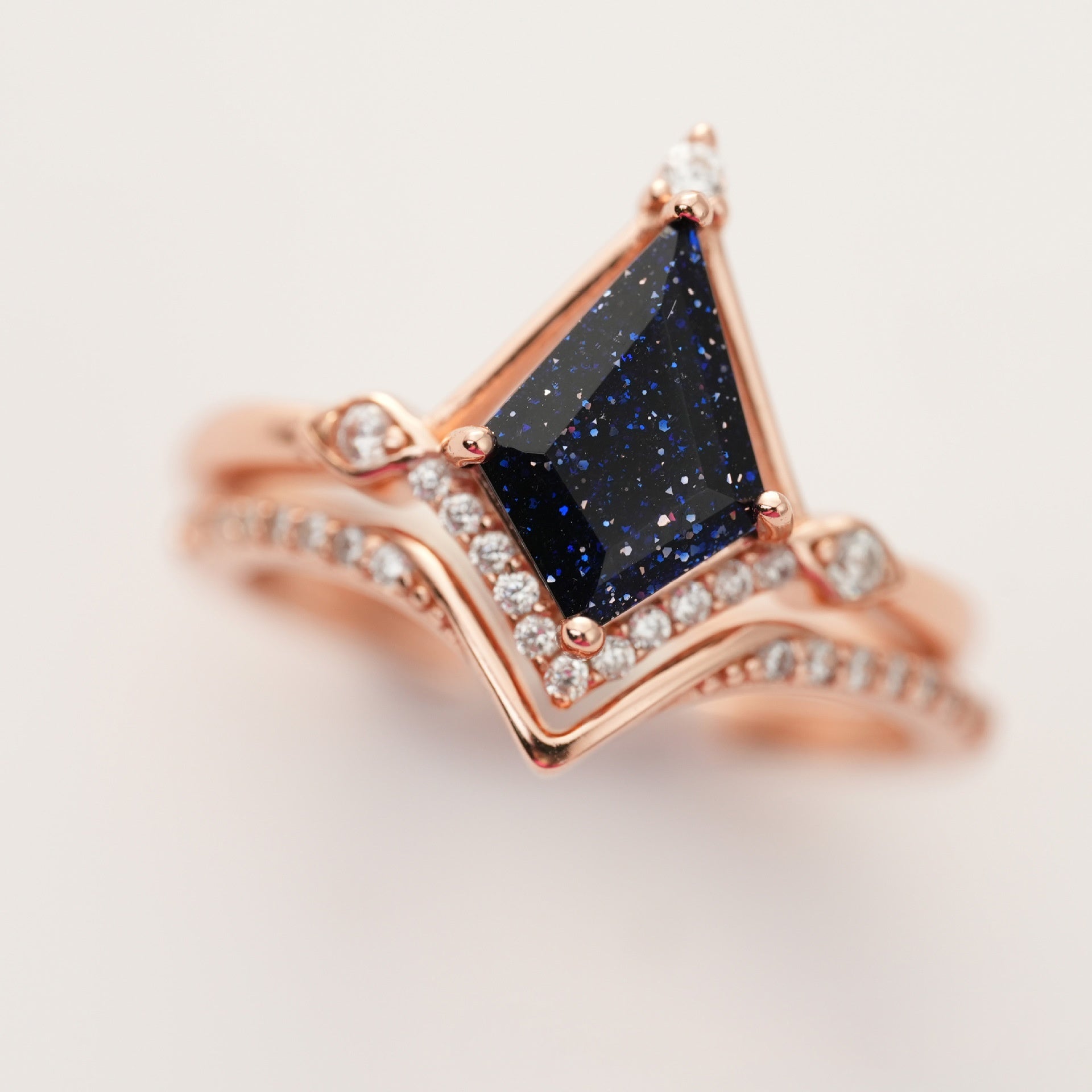 Conjunto de anillos apilables de piedra de oro azul con corte de cometa