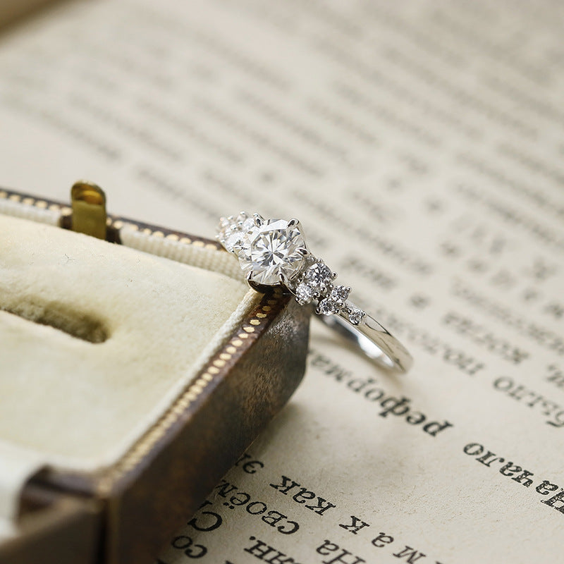 Bague en grappe de moissanite ronde