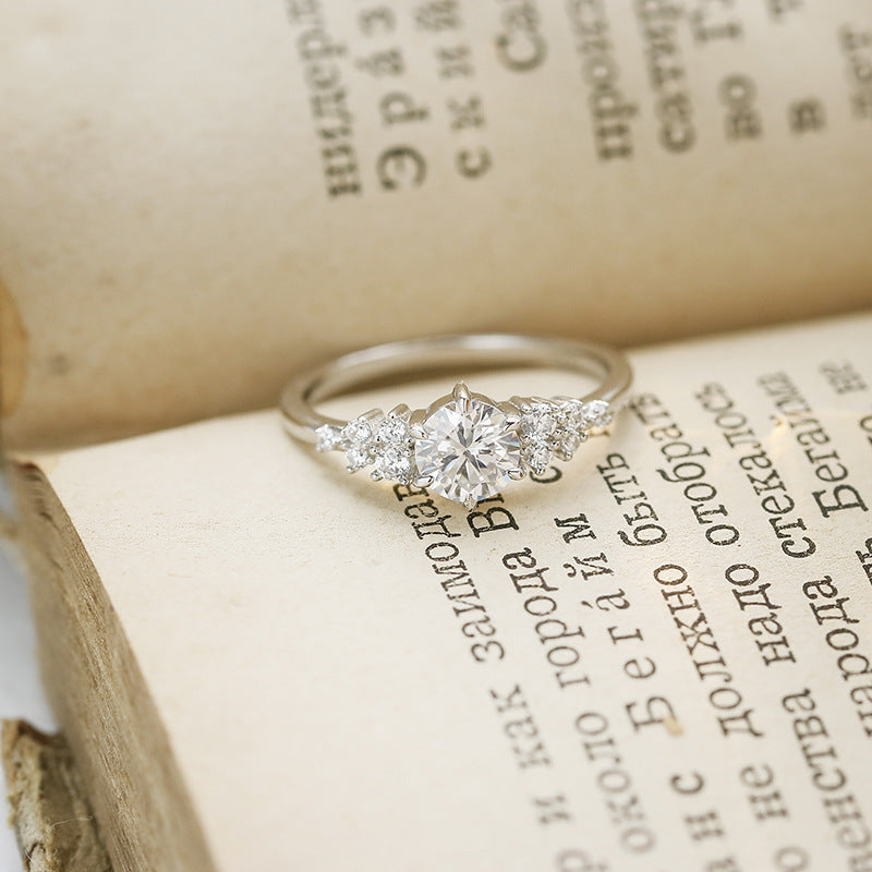 Bague en grappe de moissanite ronde