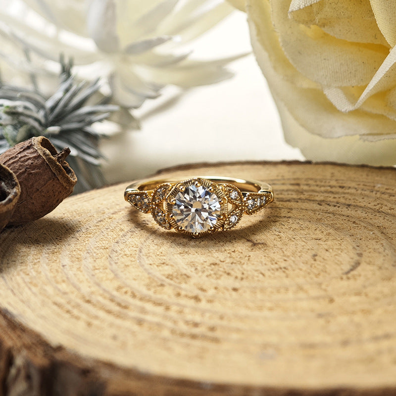 Anello Vintage Halo con Moissanite Rotonda