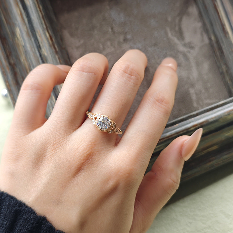 Anello Vintage Halo con Moissanite Rotonda