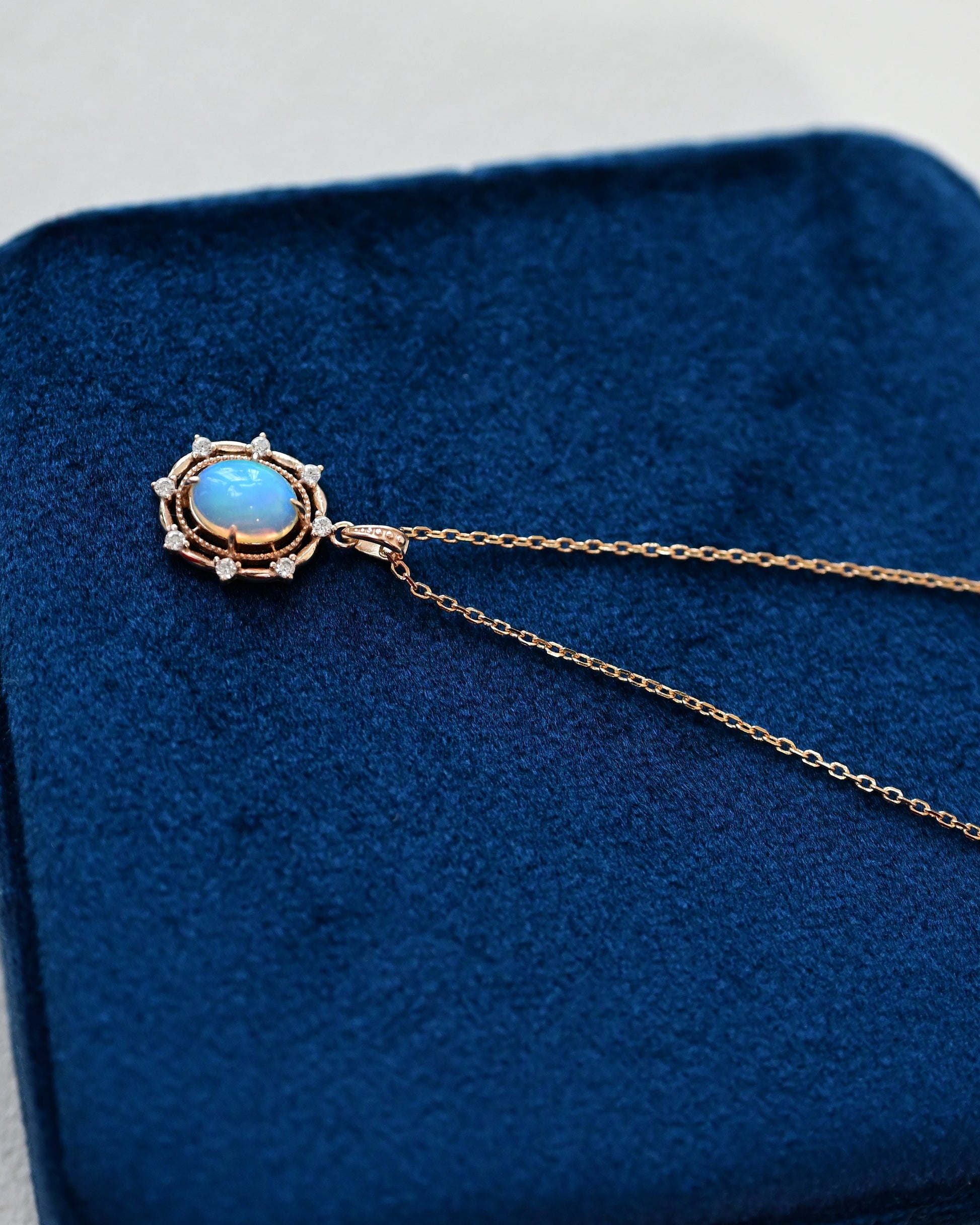 Pendentif ovale vintage en opale