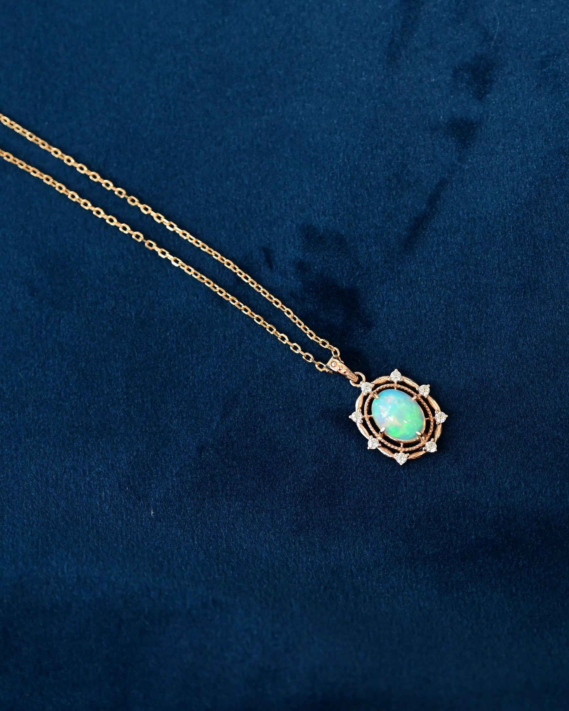 Pendentif ovale vintage en opale