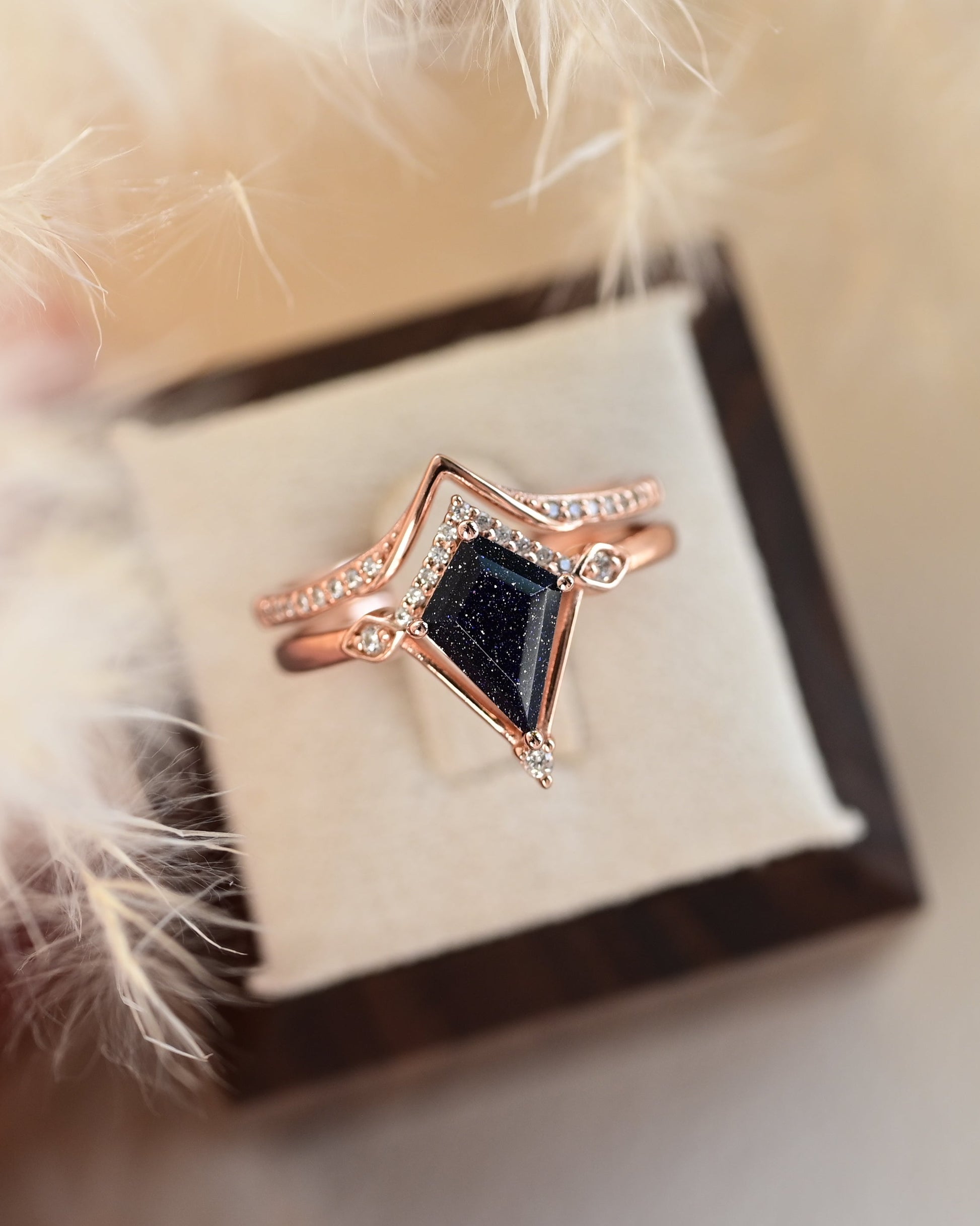 Conjunto de anillos apilables de piedra de oro azul con corte de cometa