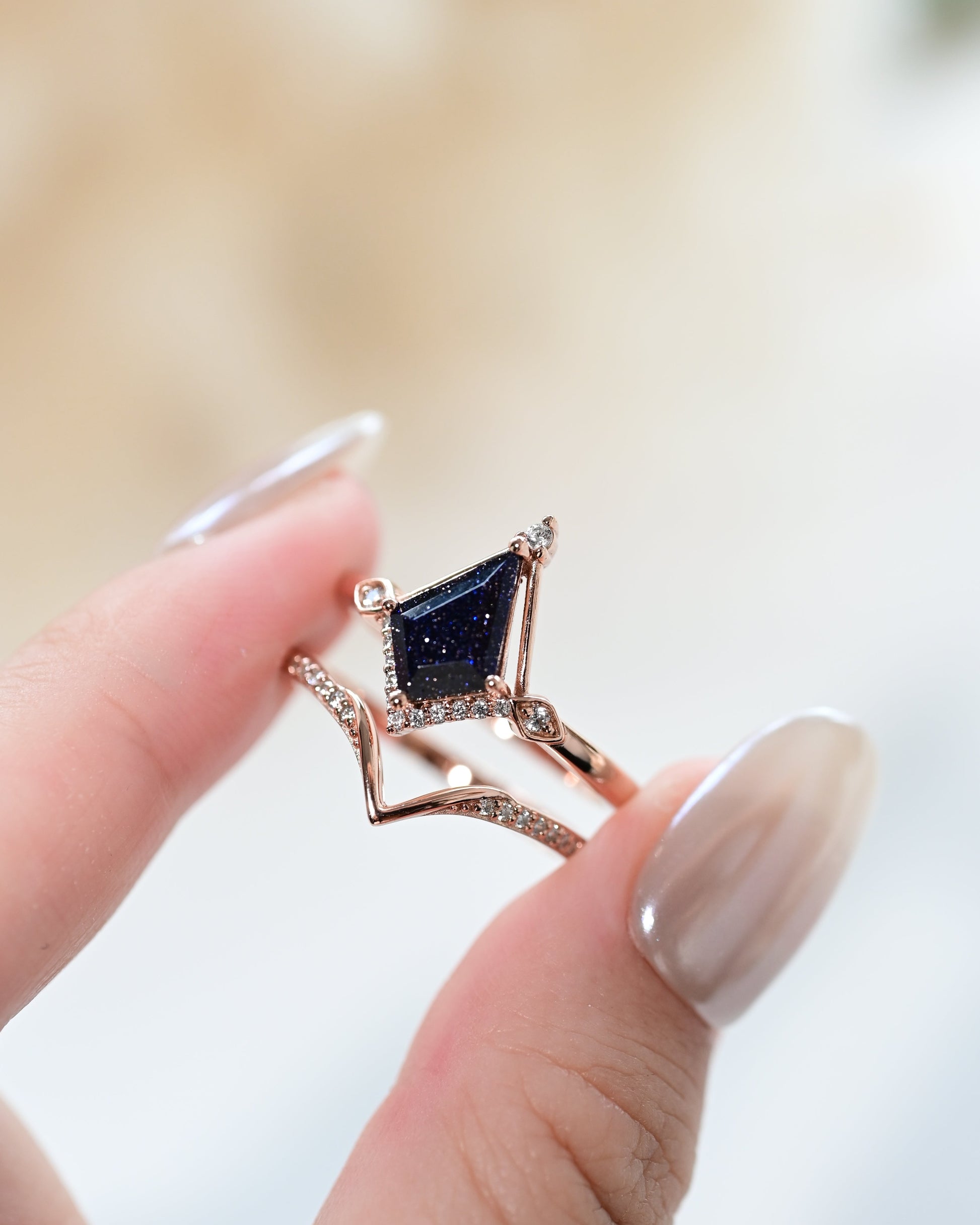 Conjunto de anillos apilables de piedra de oro azul con corte de cometa