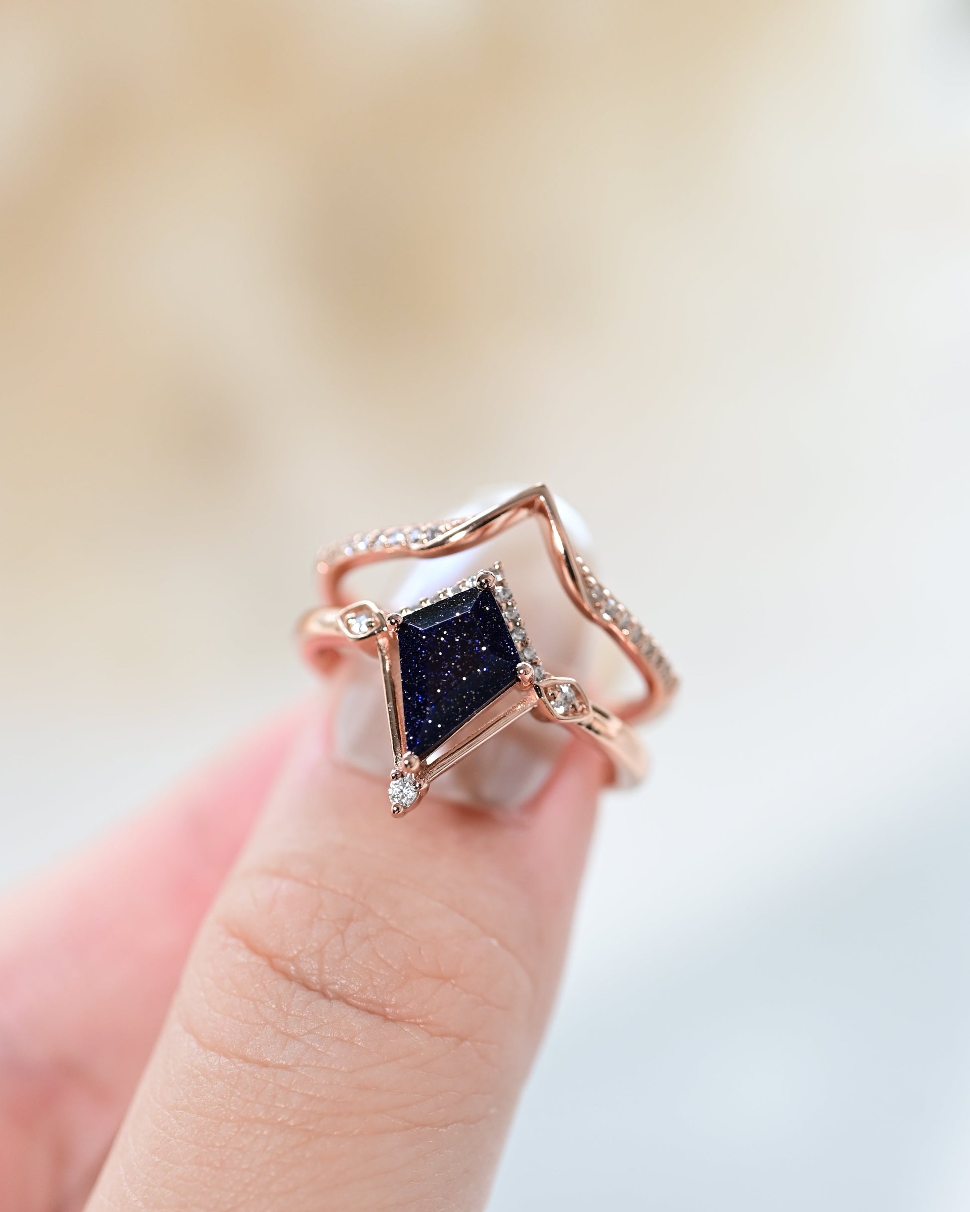 Conjunto de anillos apilables de piedra de oro azul con corte de cometa