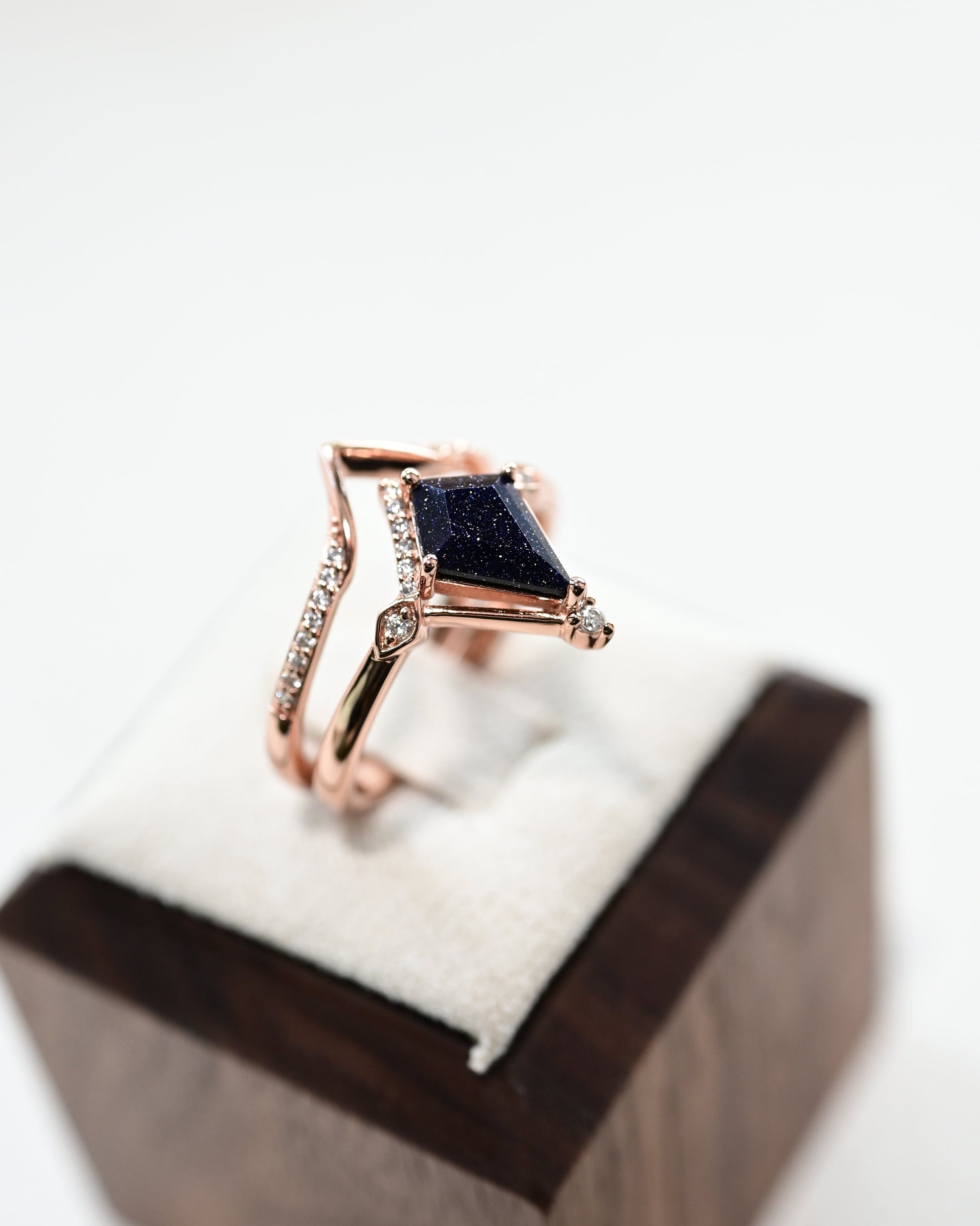 Conjunto de anillos apilables de piedra de oro azul con corte de cometa