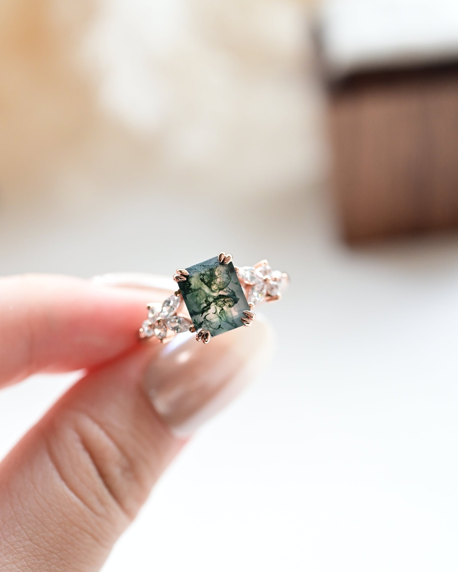 Bague en agate mousse octogonale taille émeraude