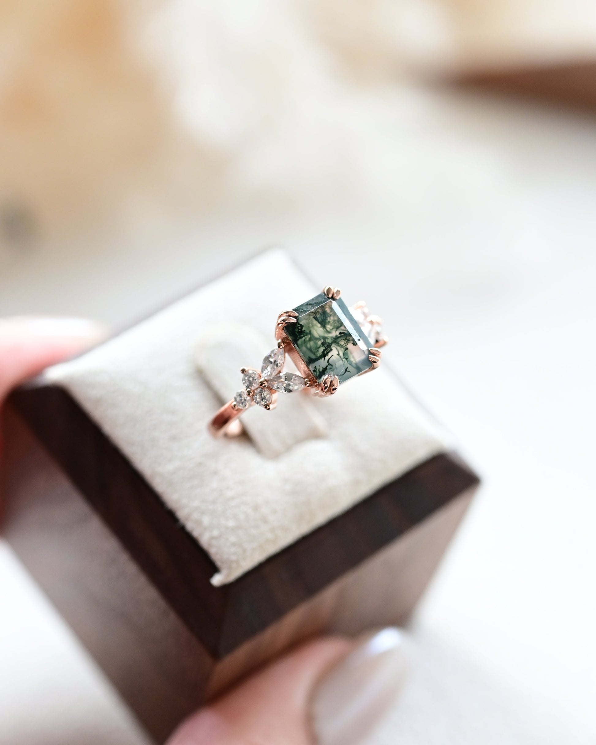 Bague en agate mousse octogonale taille émeraude