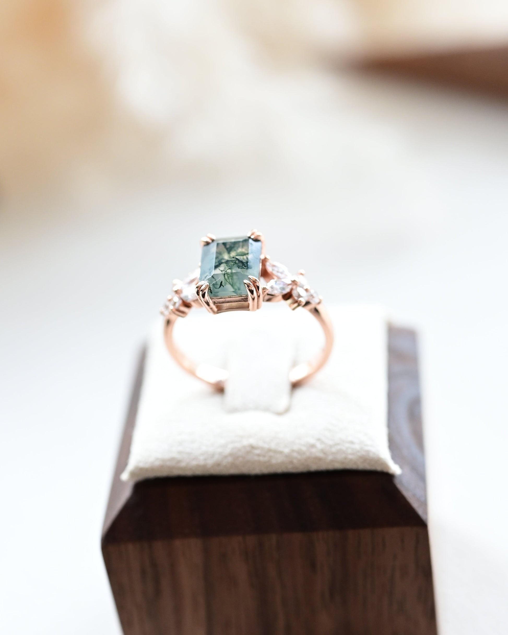 Bague en agate mousse octogonale taille émeraude