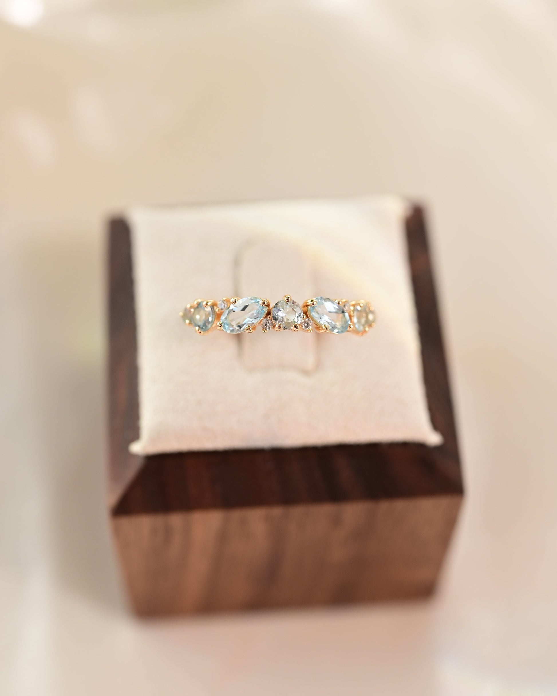 Anillo de línea Skyline con topacio azul chispeante