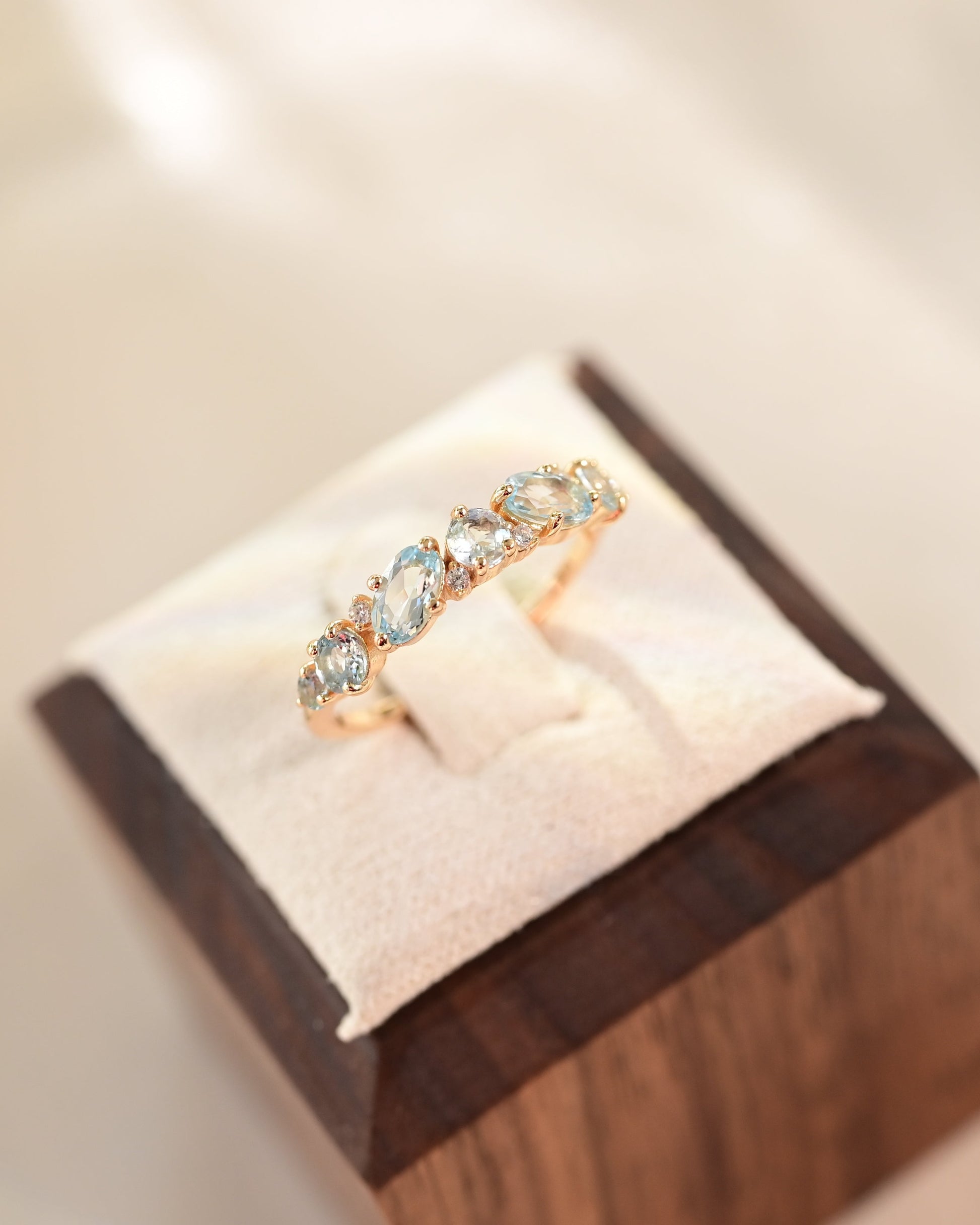 Anillo de línea Skyline con topacio azul chispeante