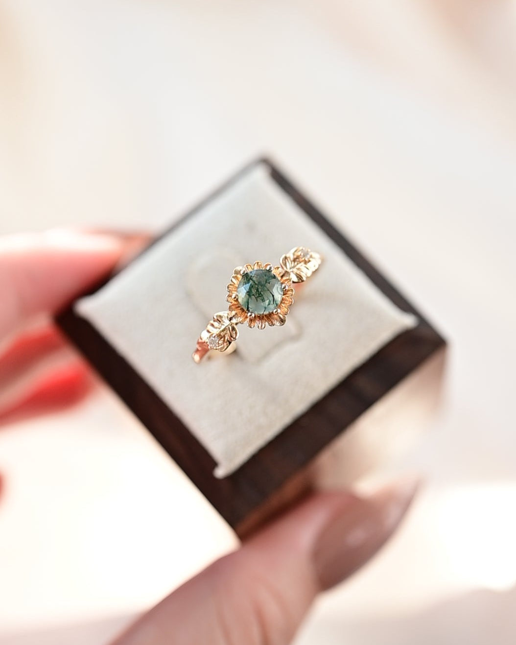 Sonnenblumenblüte Rund geschliffener Moosachat-Ring