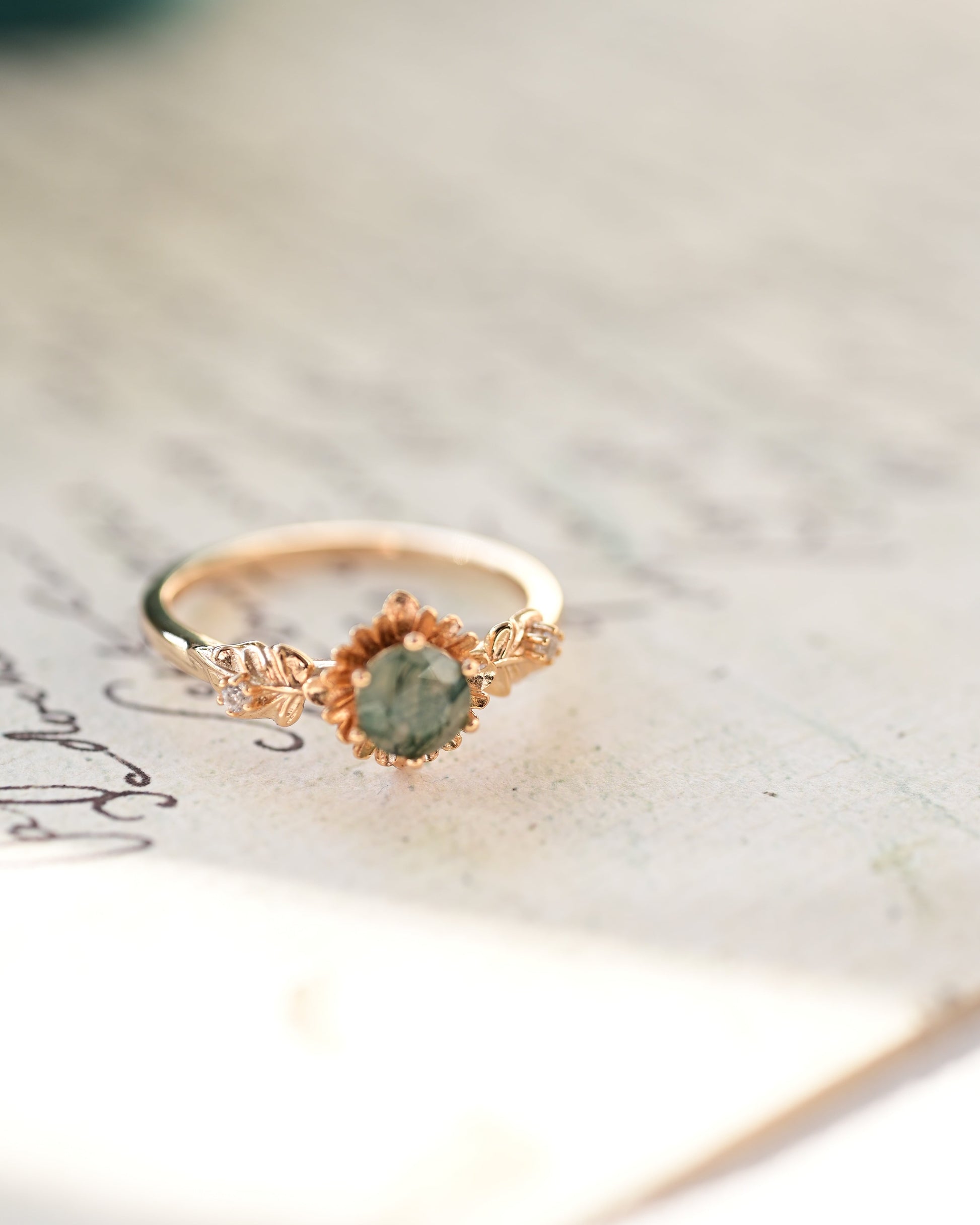 Sonnenblumenblüte Rund geschliffener Moosachat-Ring