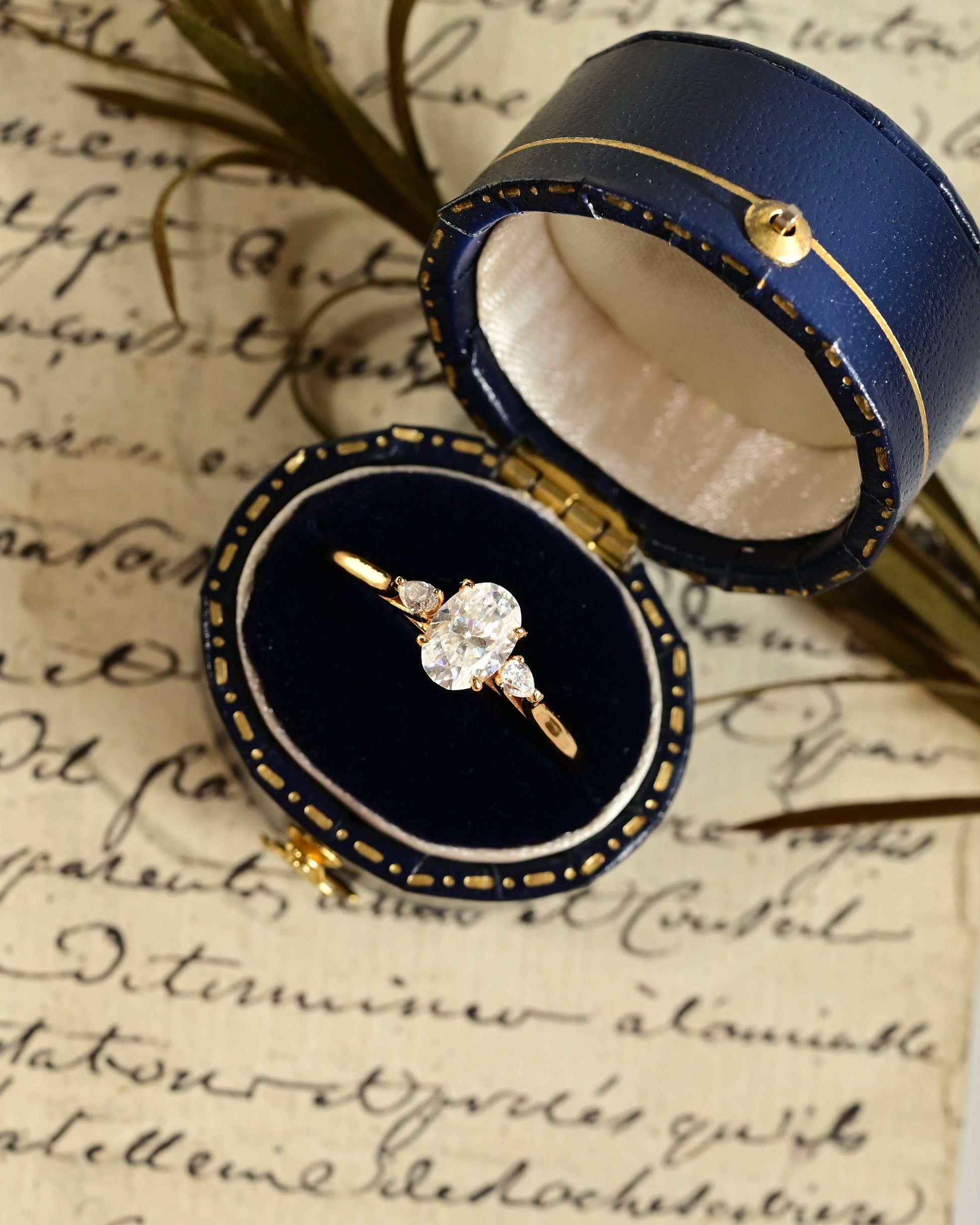 Elegante anello trilogy con moissanite a taglio ovale