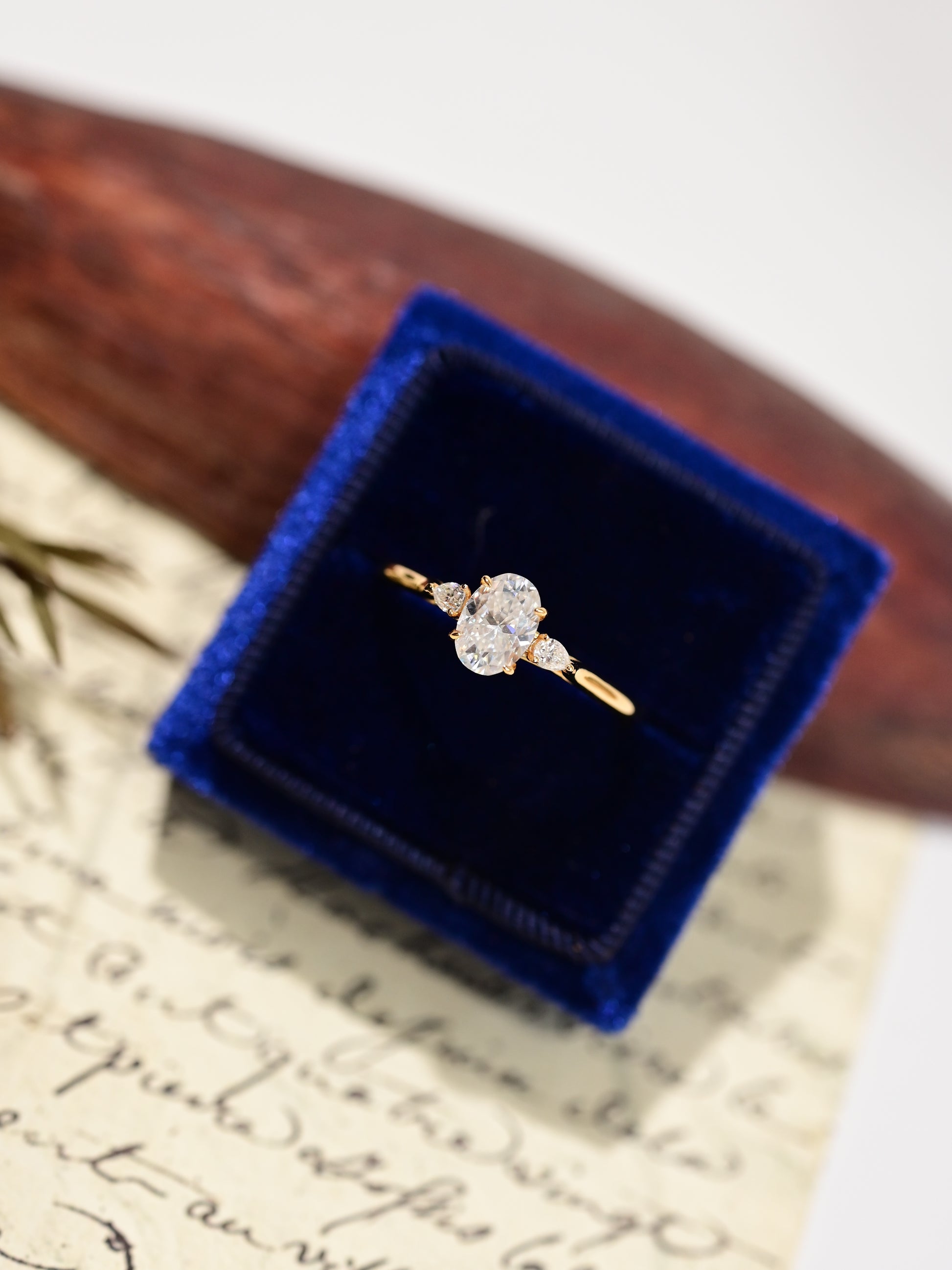 Elegante anello trilogy con moissanite a taglio ovale