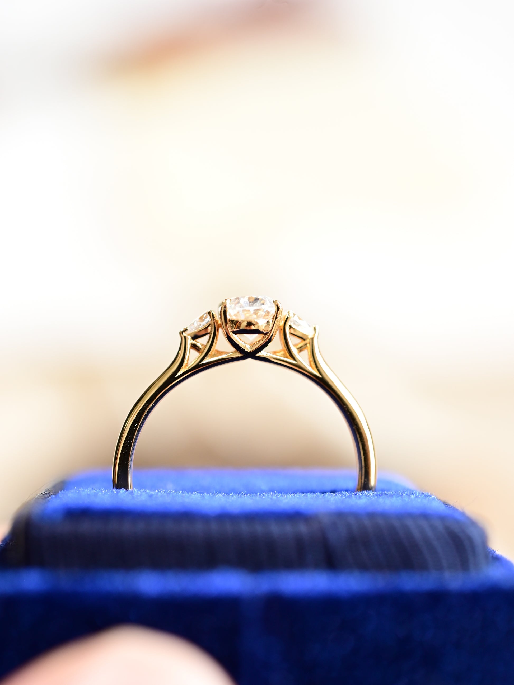 Elegante anello trilogy con moissanite a taglio ovale
