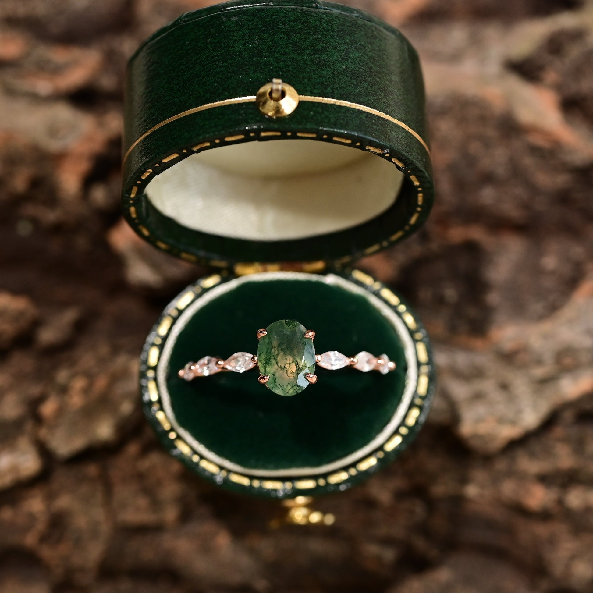 Ring mit ovalem Moosachat und Blattakzent