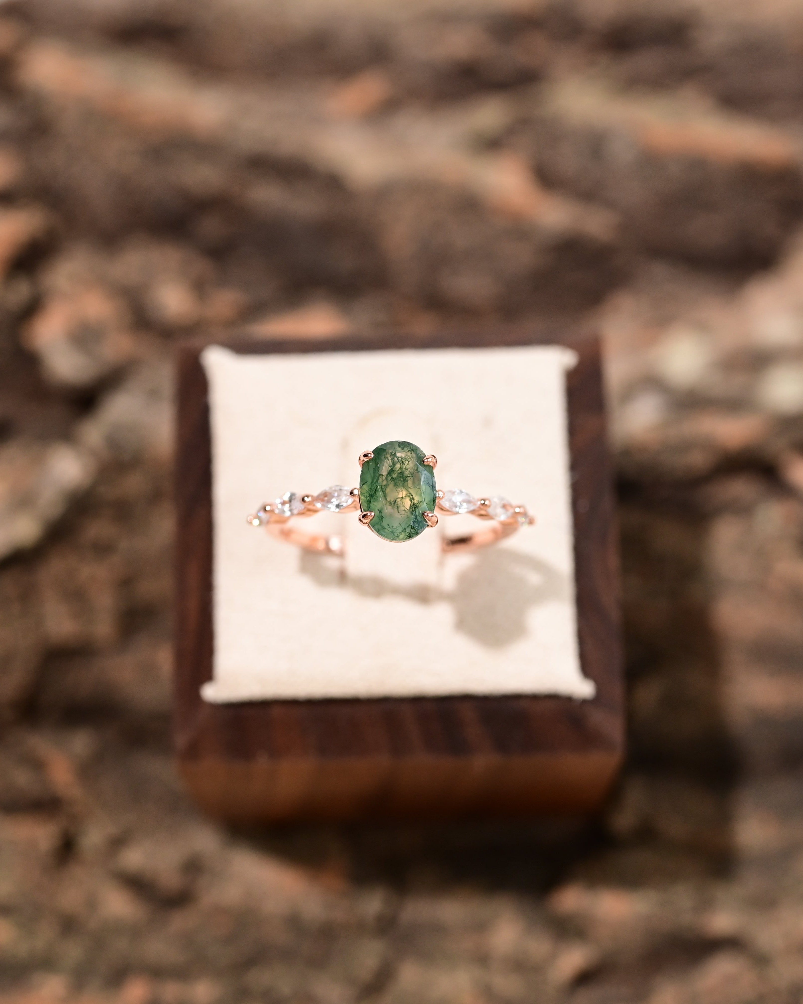 Anillo con acento de hoja de ágata musgo ovalada