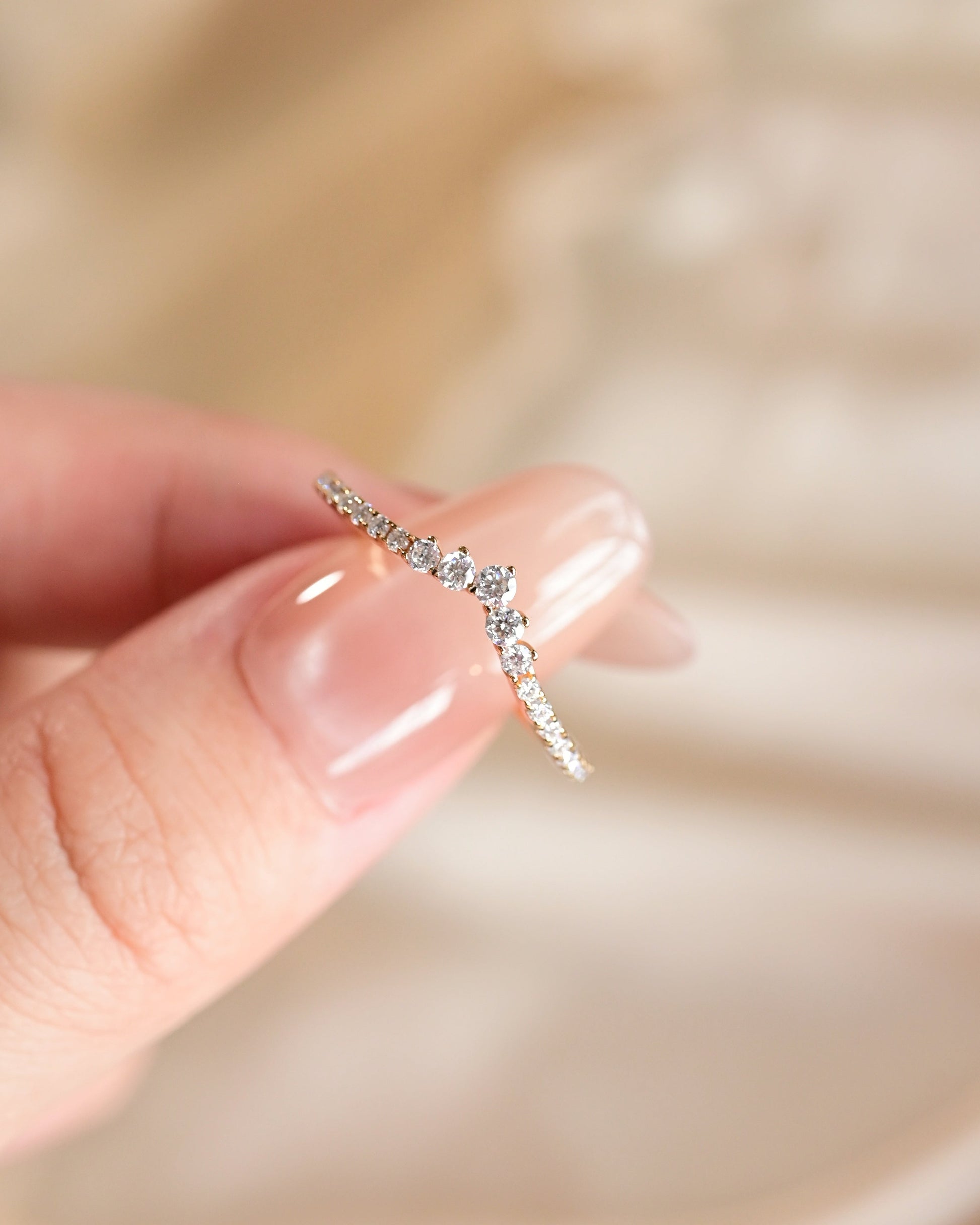 Pequeño anillo apilable en forma de V de moissanita