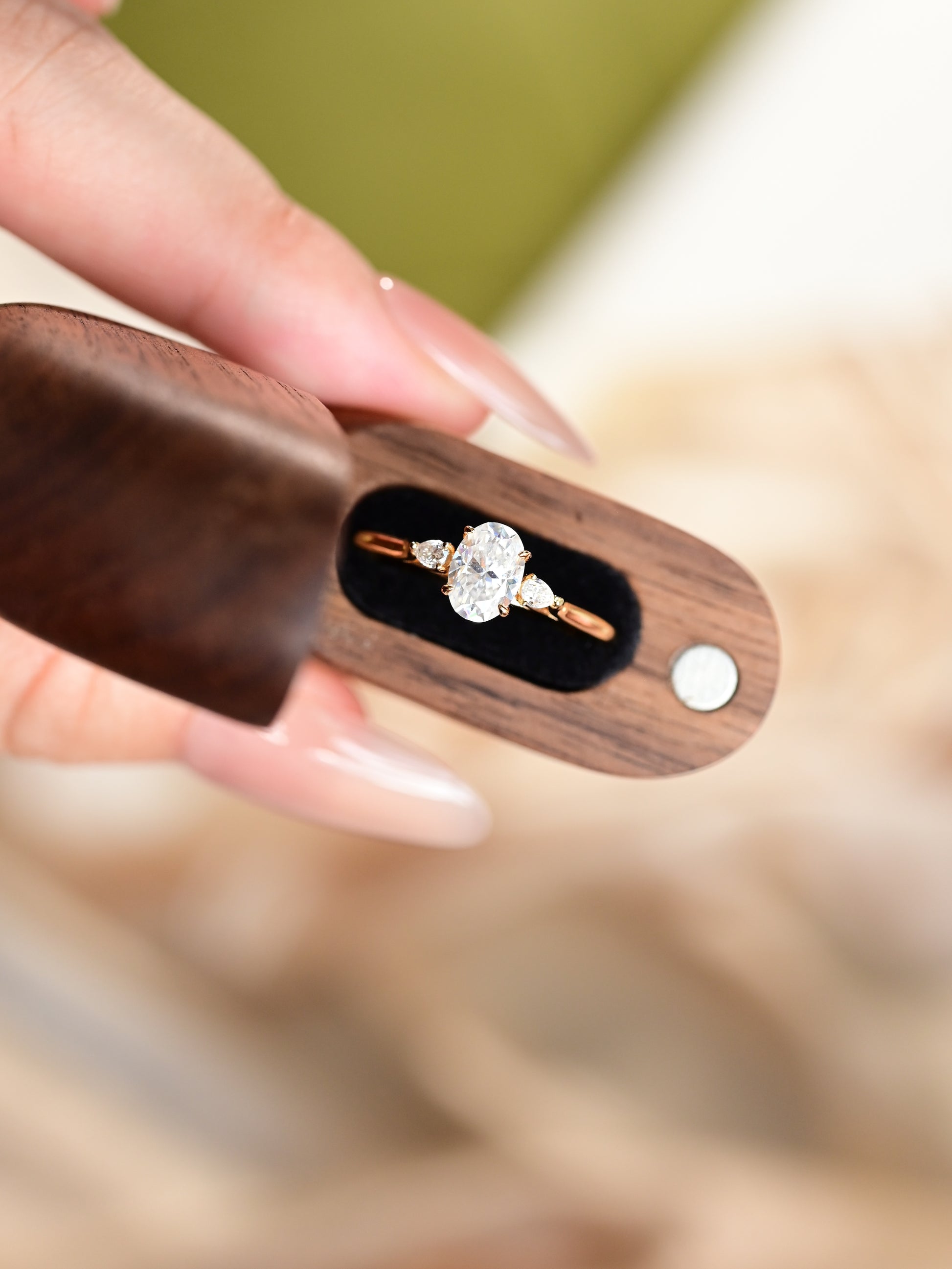 Elegante anello trilogy con moissanite a taglio ovale