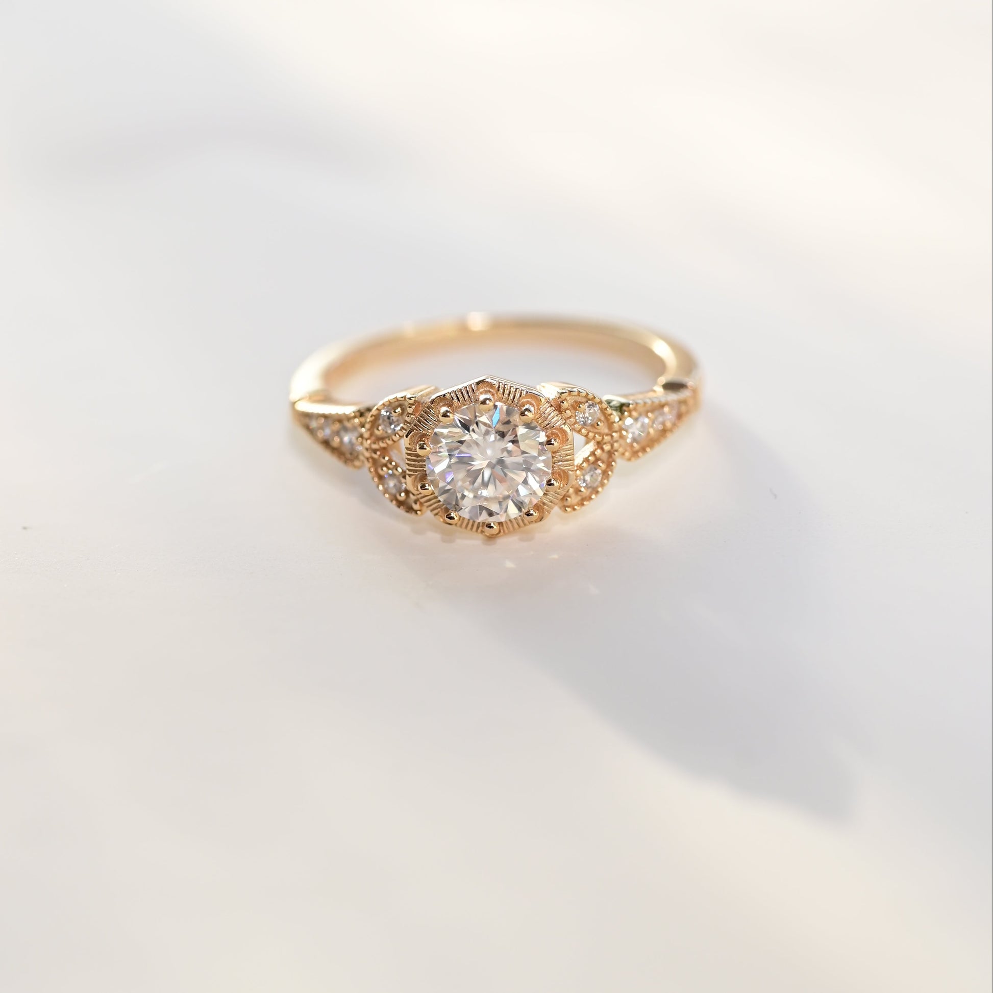 Anello Vintage Halo con Moissanite Rotonda