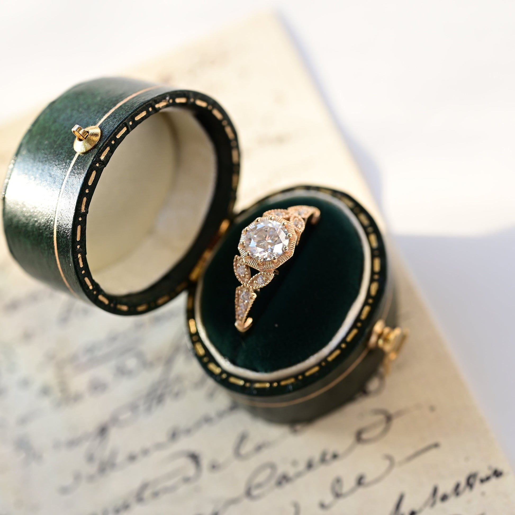 Anello Vintage Halo con Moissanite Rotonda