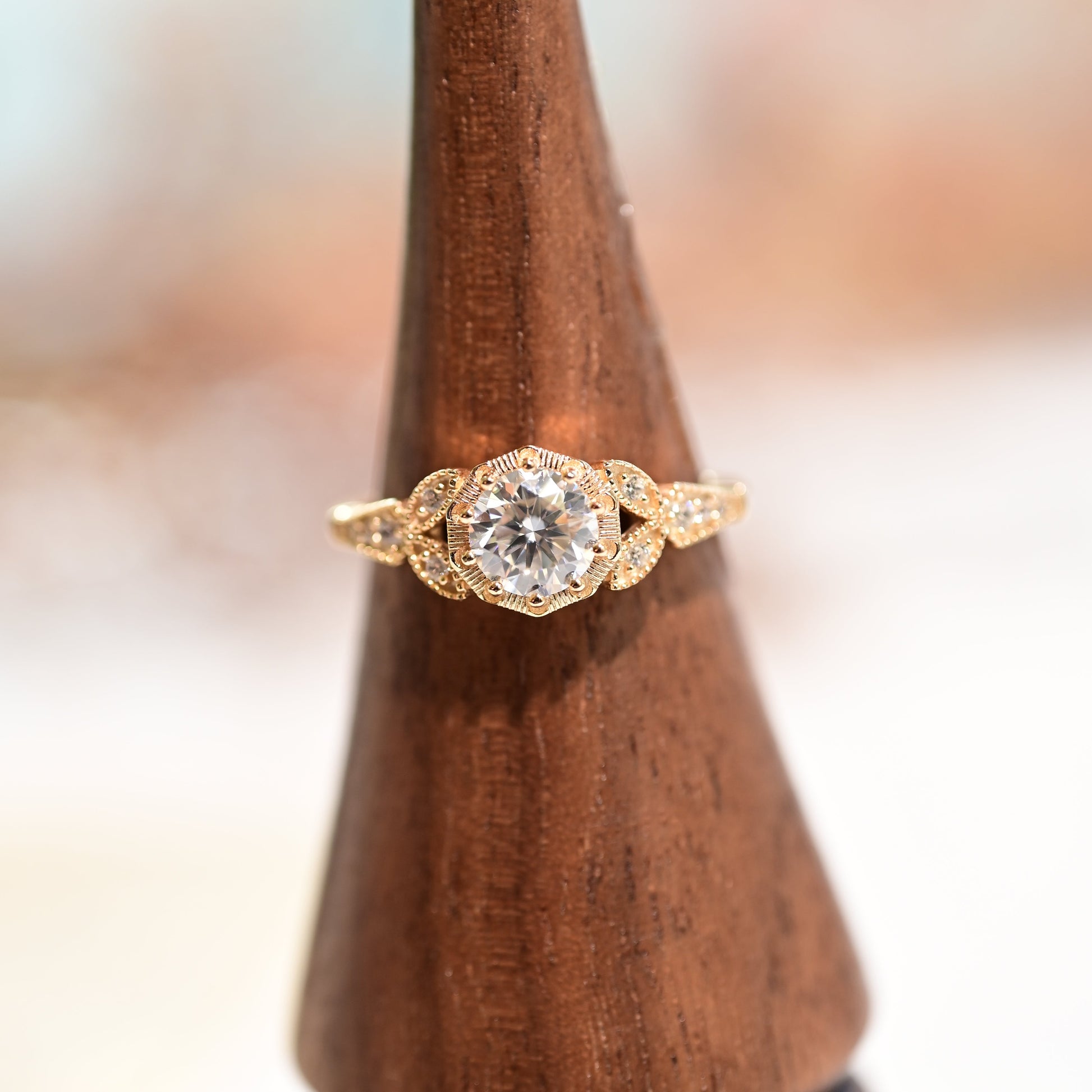 Anello Vintage Halo con Moissanite Rotonda