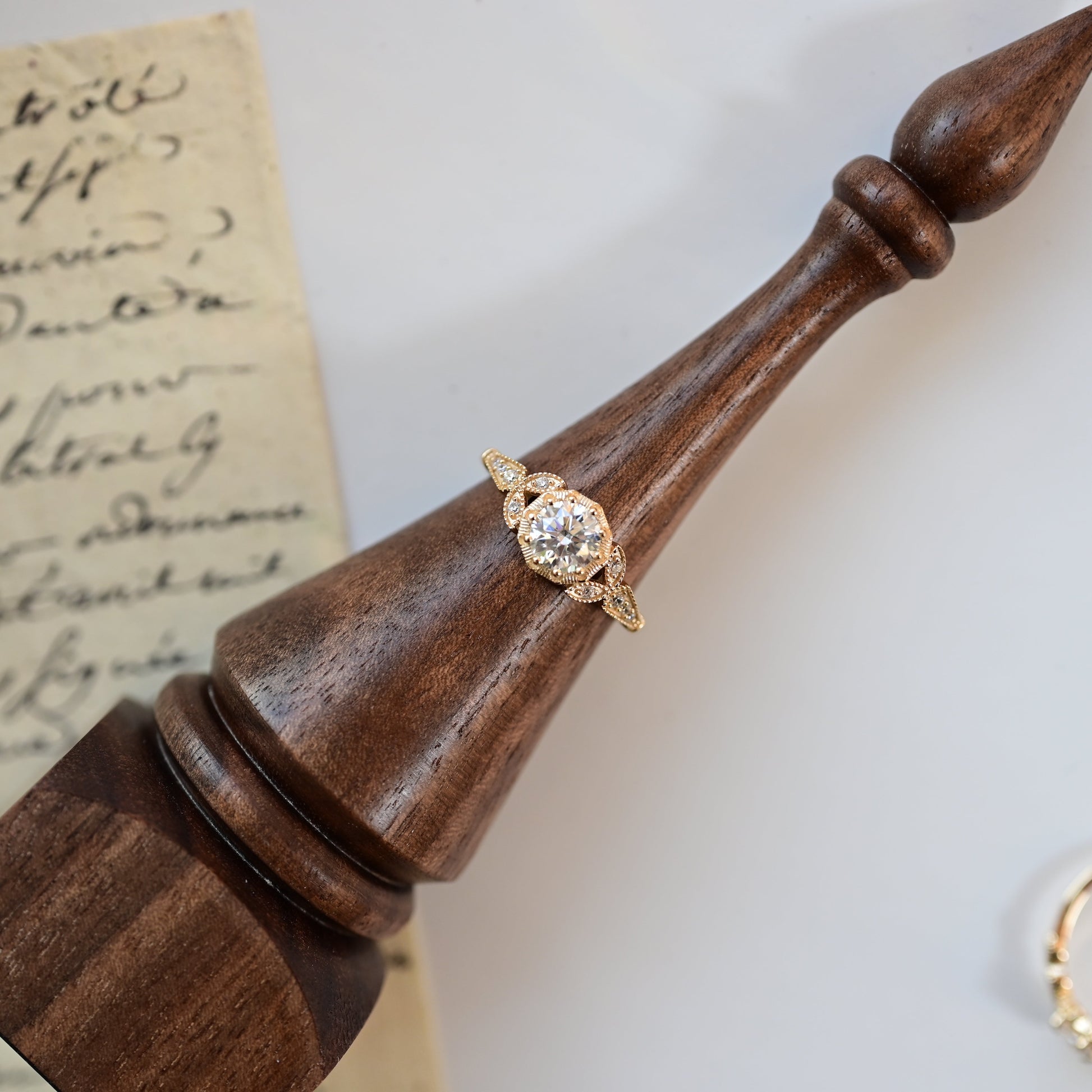 Anello Vintage Halo con Moissanite Rotonda