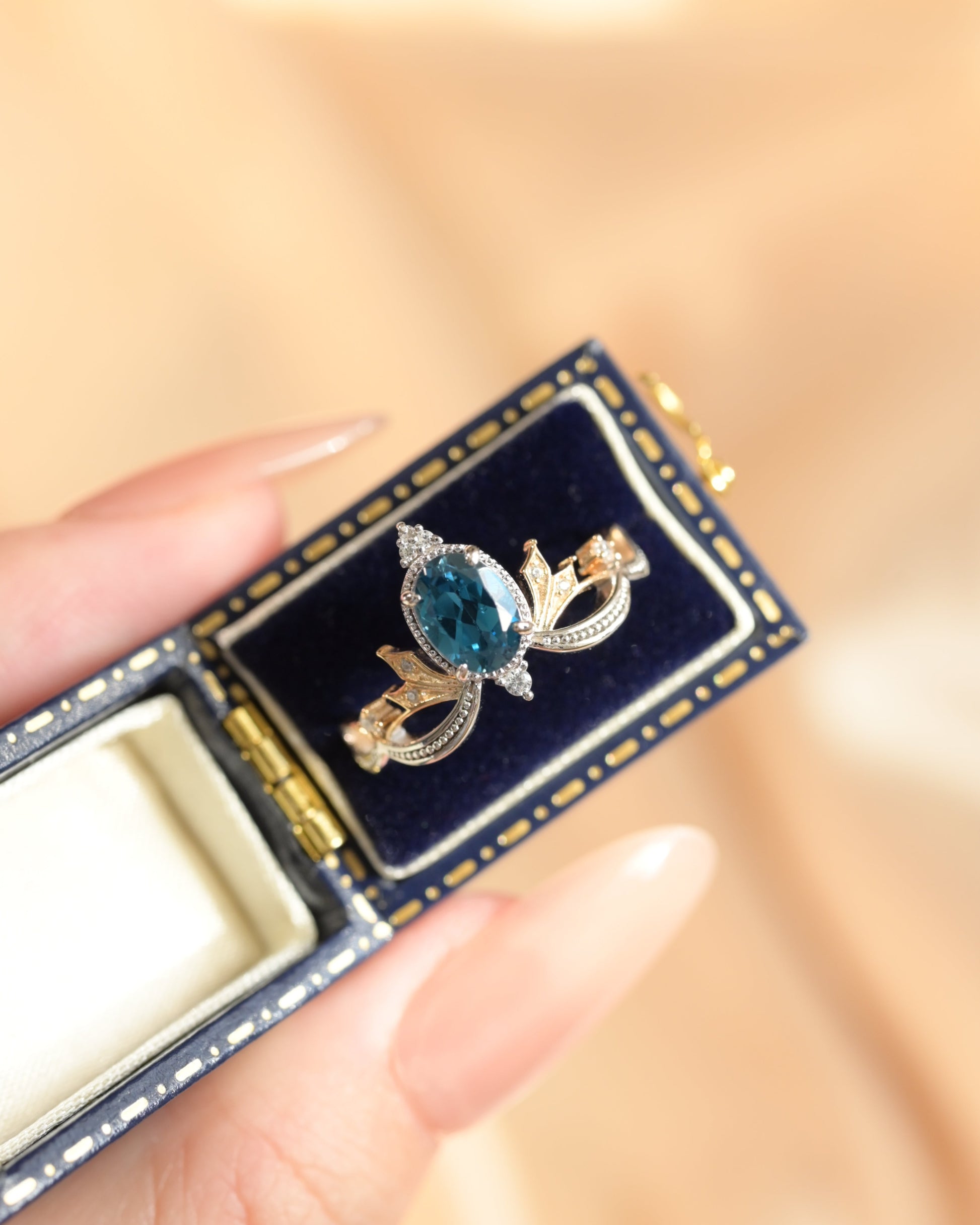 Himmlische Krone London Blau Topas Ring