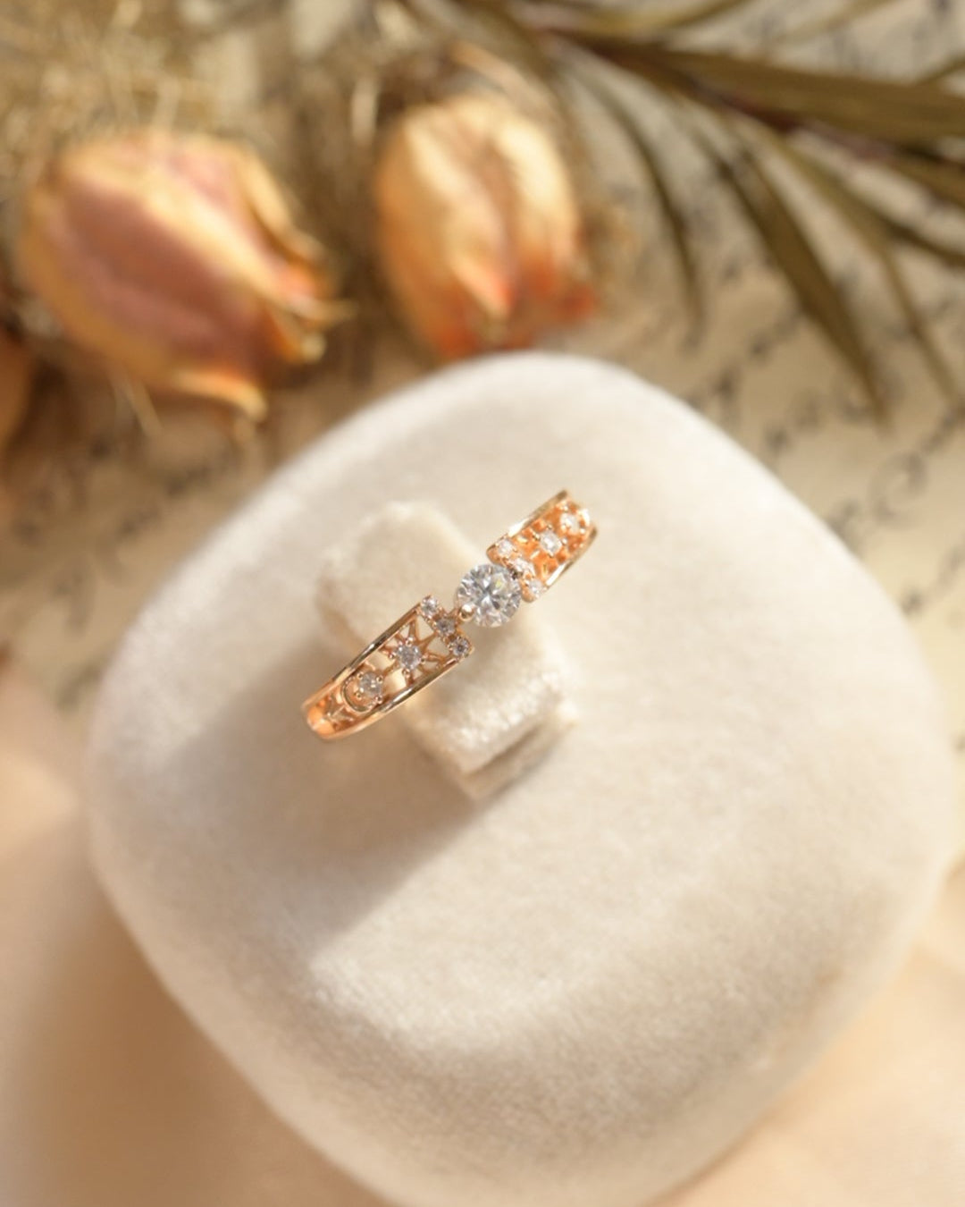 Anello vintage traforato con moissanite