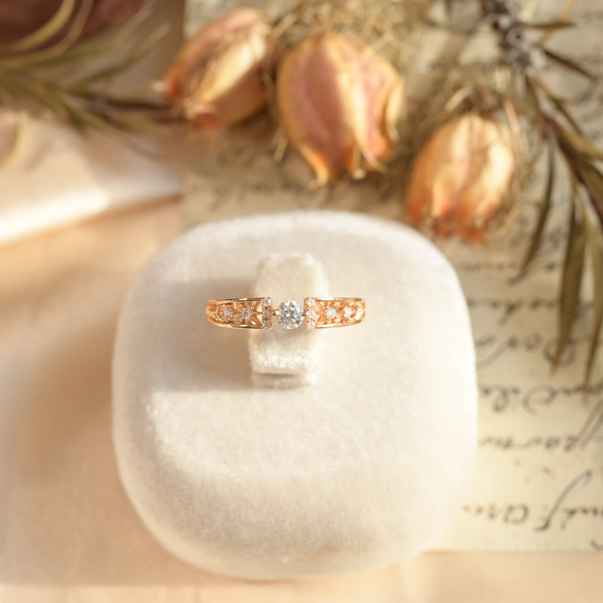 Anello vintage traforato con moissanite