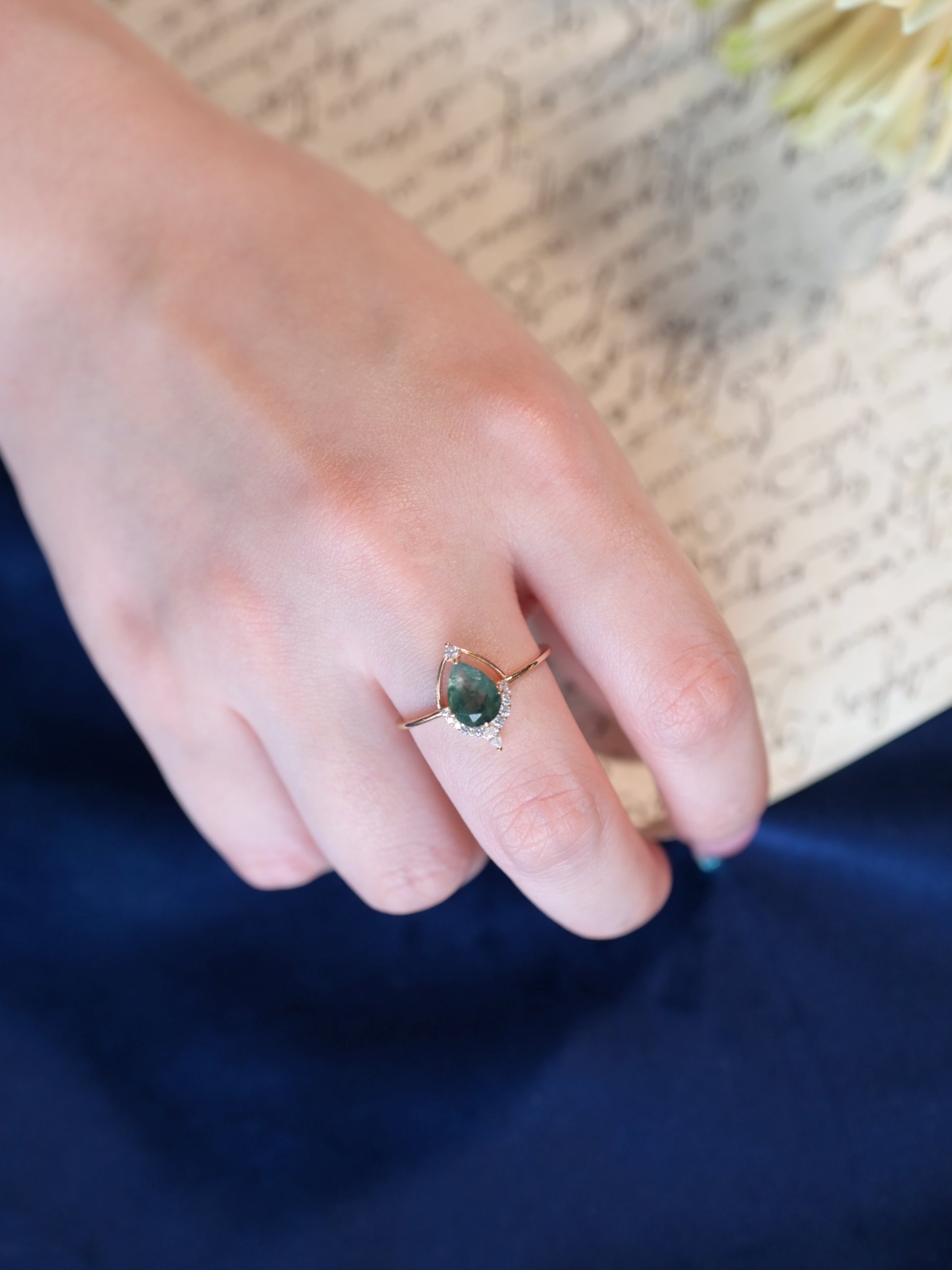 Anillo minimalista geométrico de ágata musgosa con corte pera