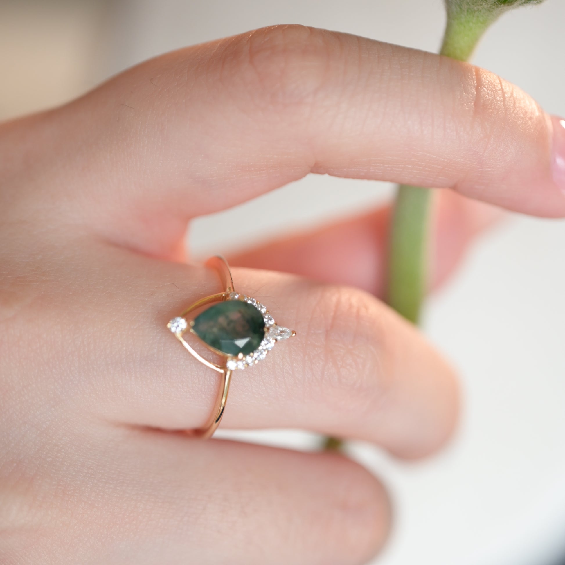 Anillo minimalista geométrico de ágata musgosa con corte pera