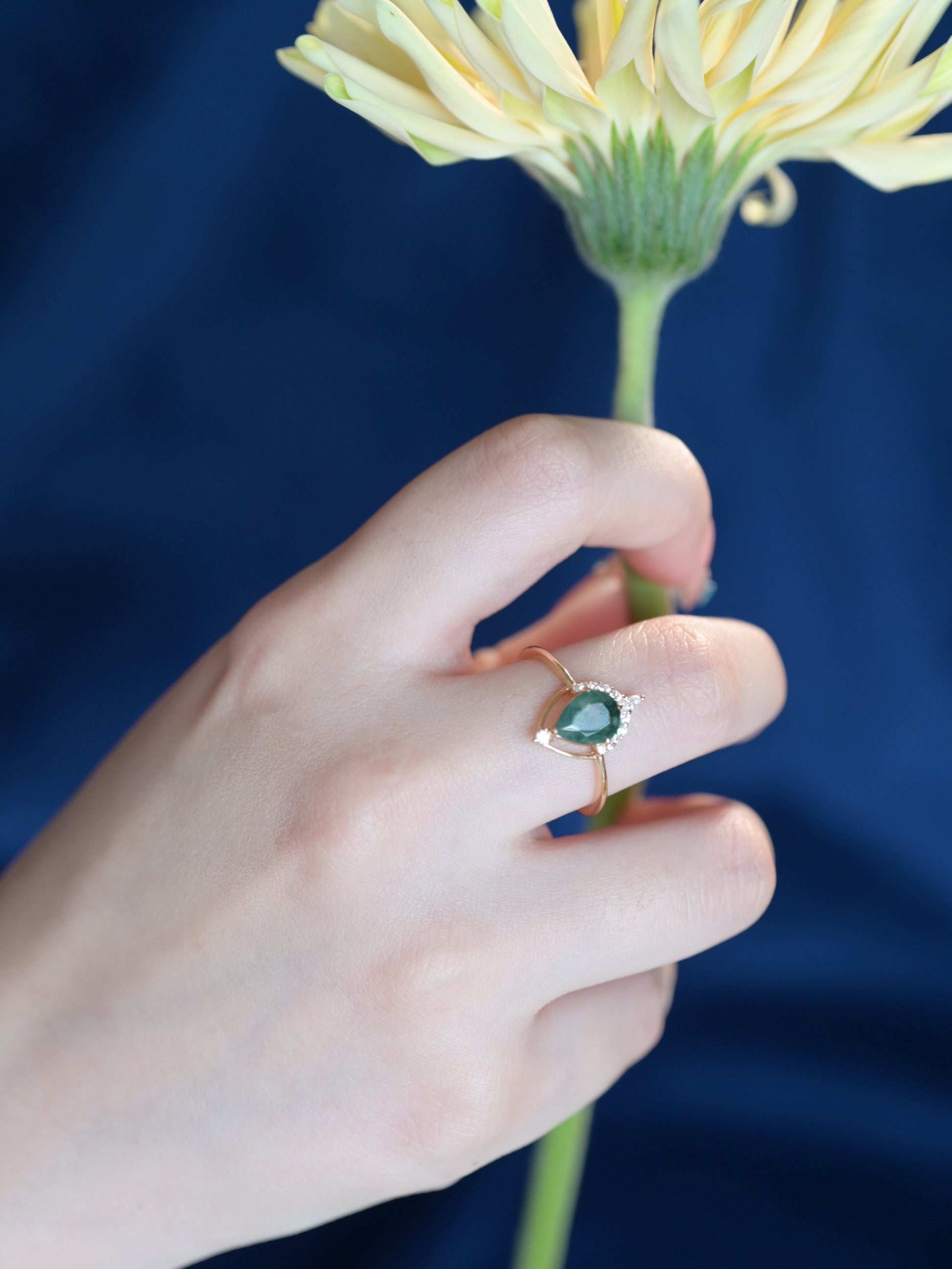 Anillo minimalista geométrico de ágata musgosa con corte pera