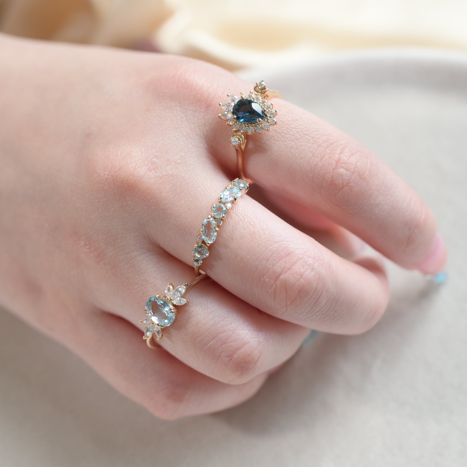 Anillo de línea Skyline con topacio azul chispeante