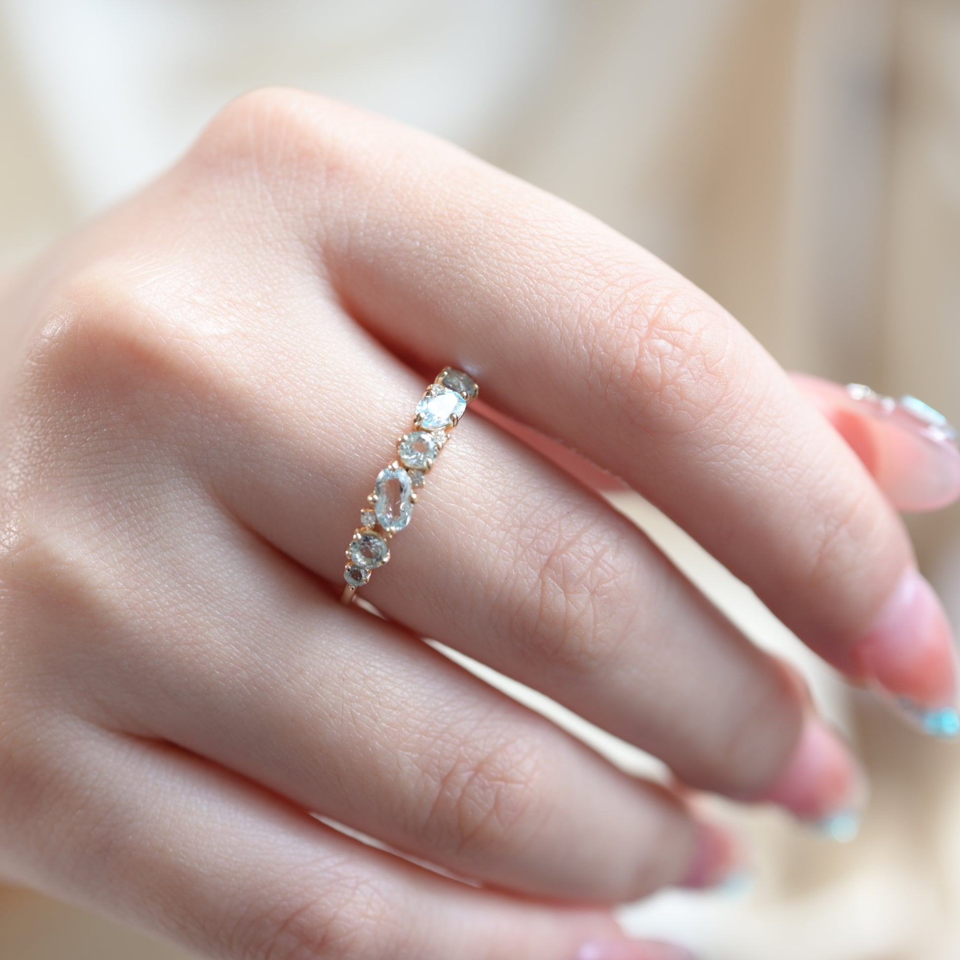 Anillo de línea Skyline con topacio azul chispeante