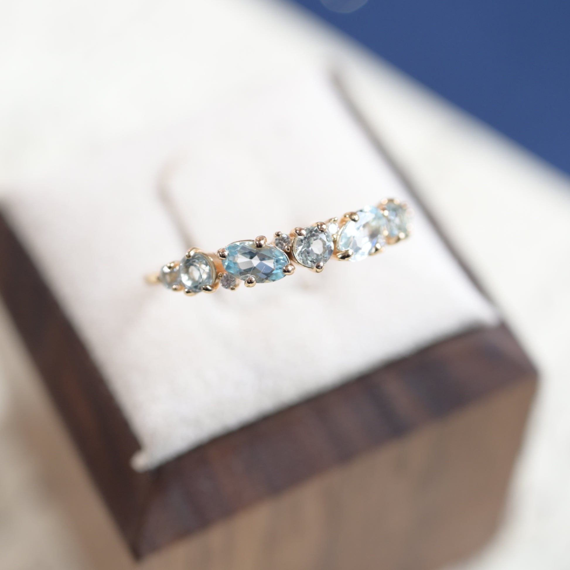 Anillo de línea Skyline con topacio azul chispeante