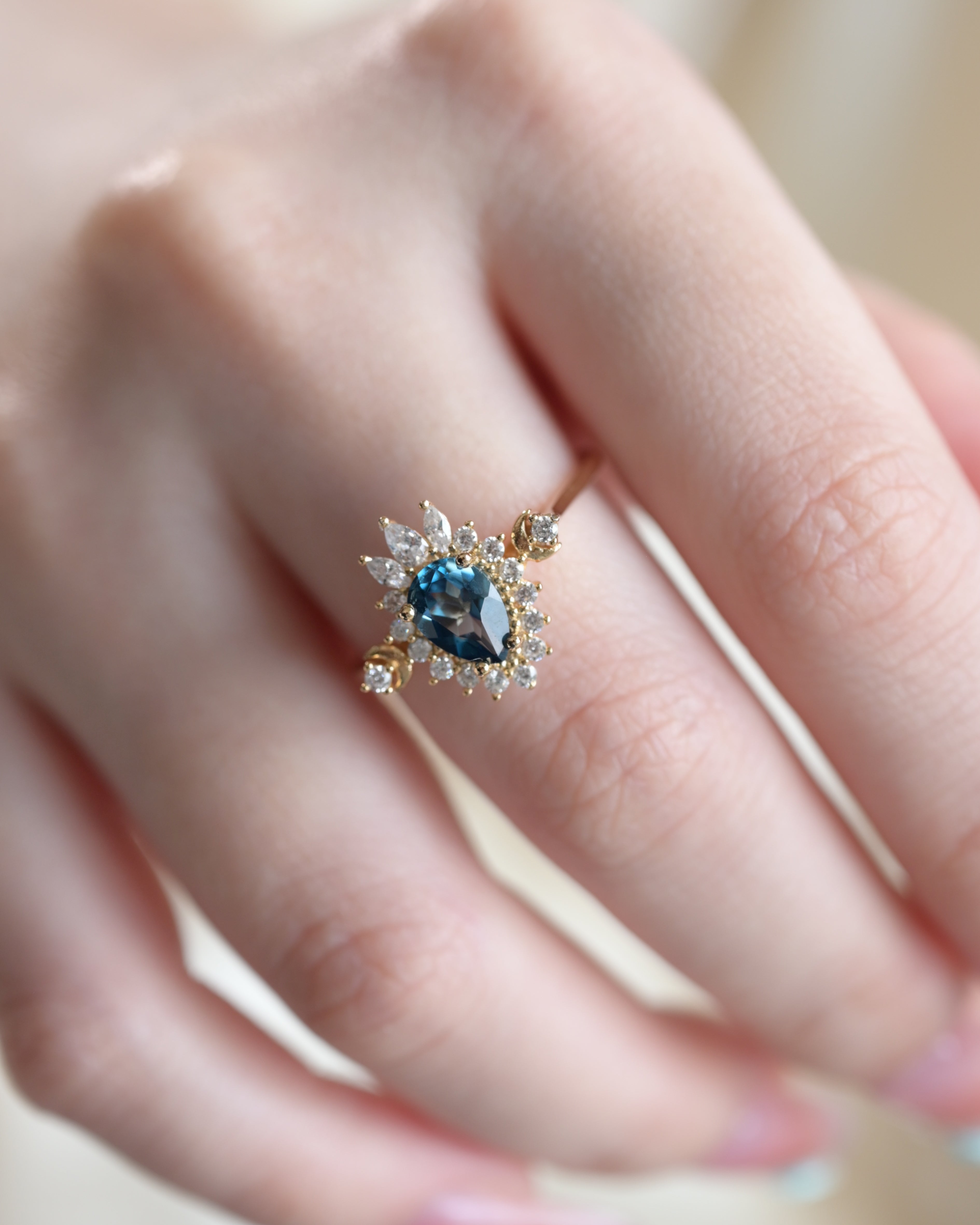 Anillo de topacio azul Lunar Halo