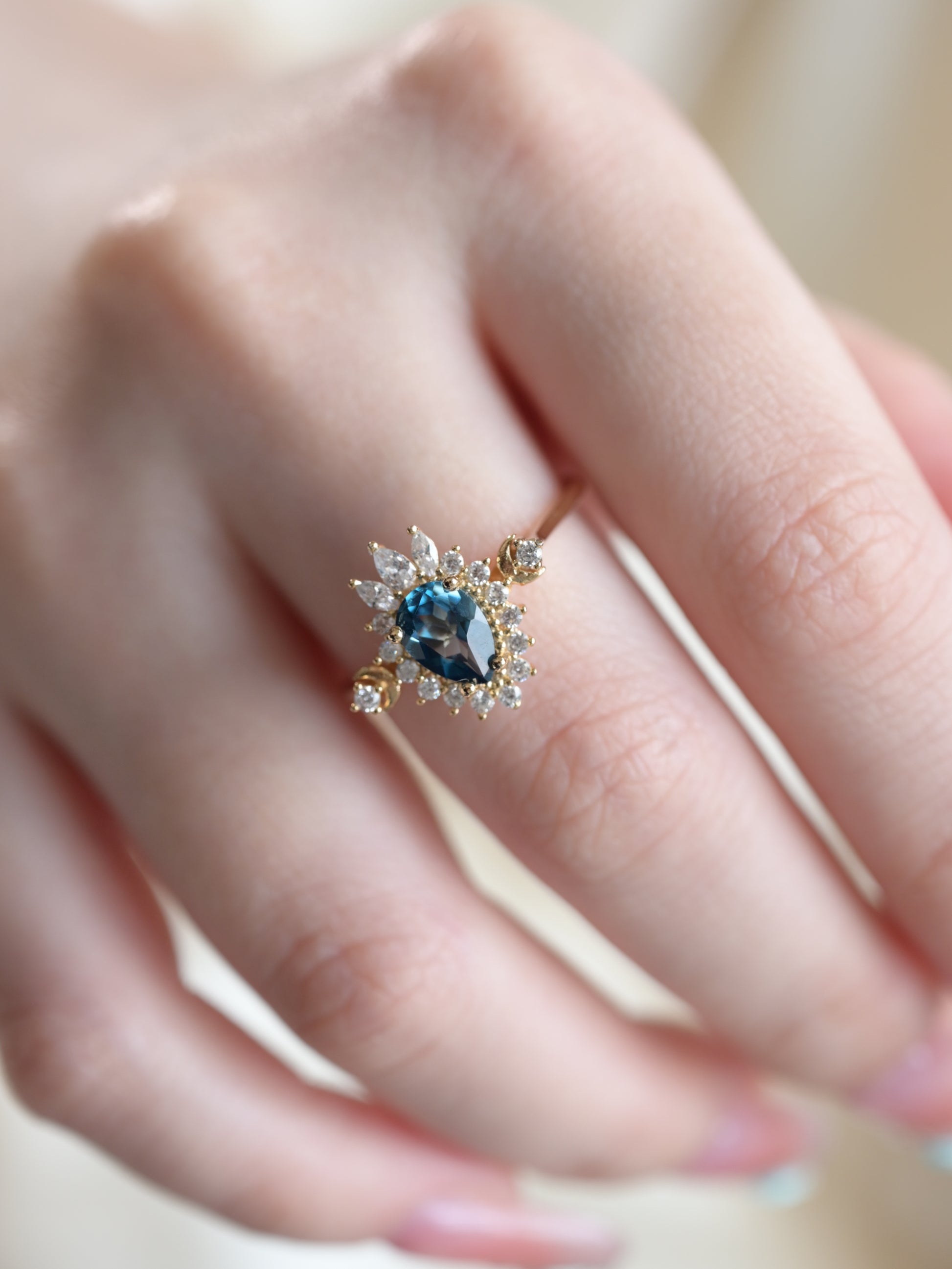 Anello con topazio blu Lunar Halo