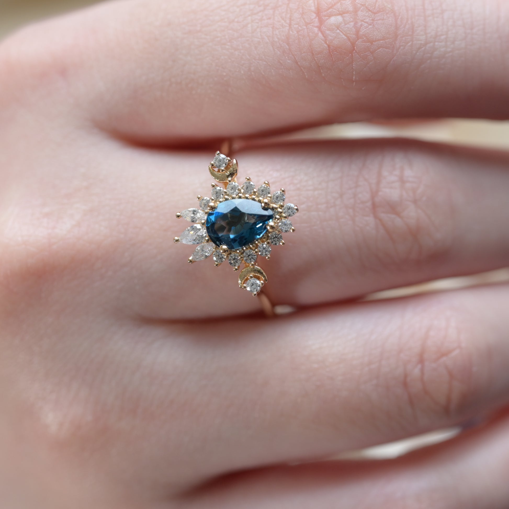 Anello con topazio blu Lunar Halo