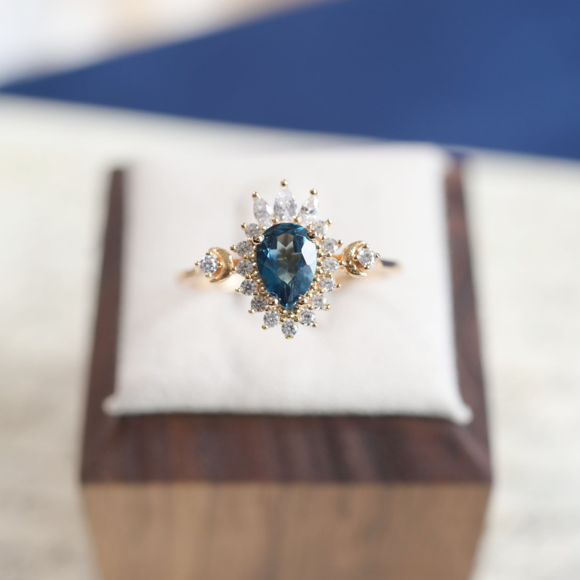 Anello con topazio blu Lunar Halo