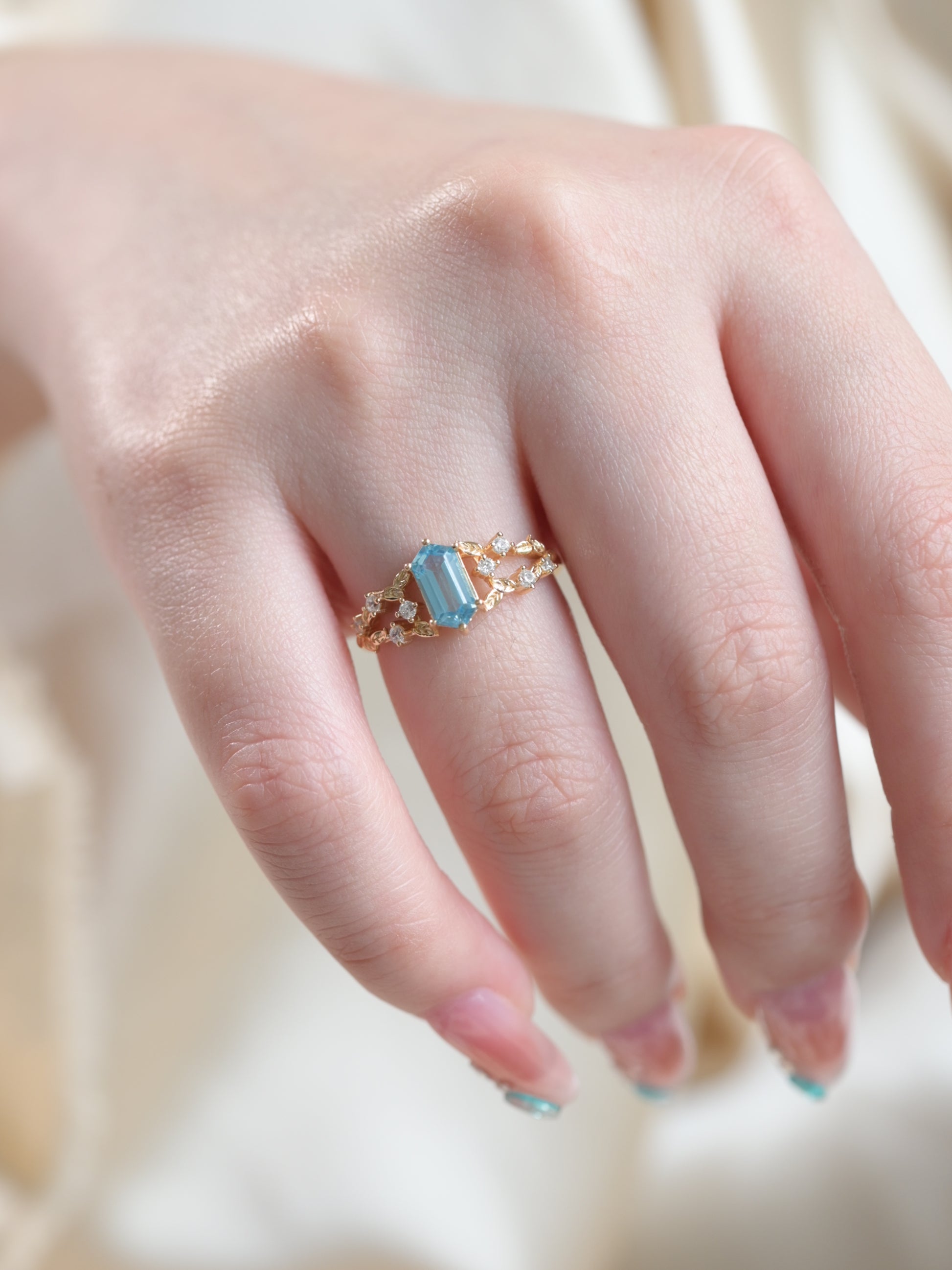 Anillo de hoja con topacio azul Londres talla esmeralda