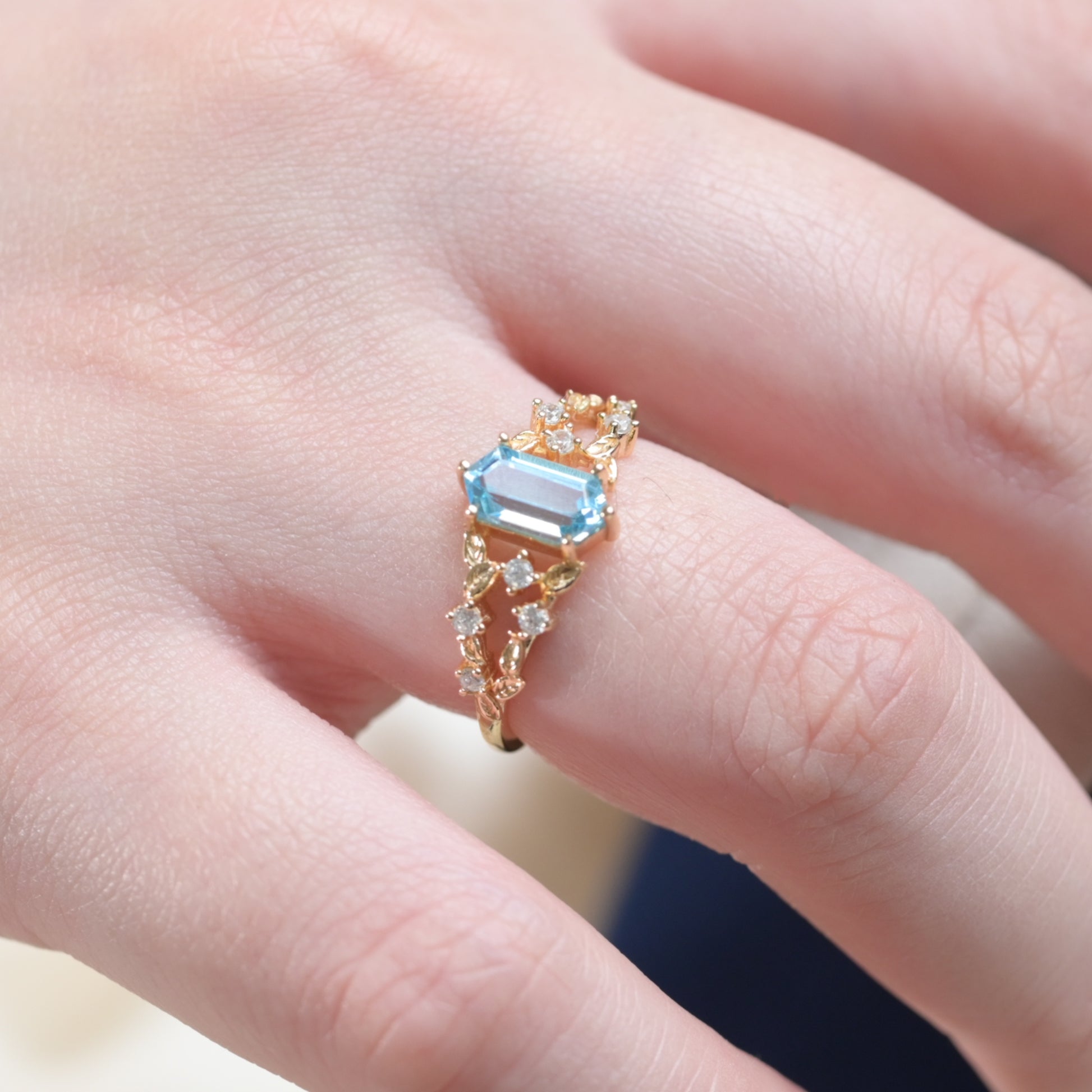 Anillo de hoja con topacio azul Londres talla esmeralda