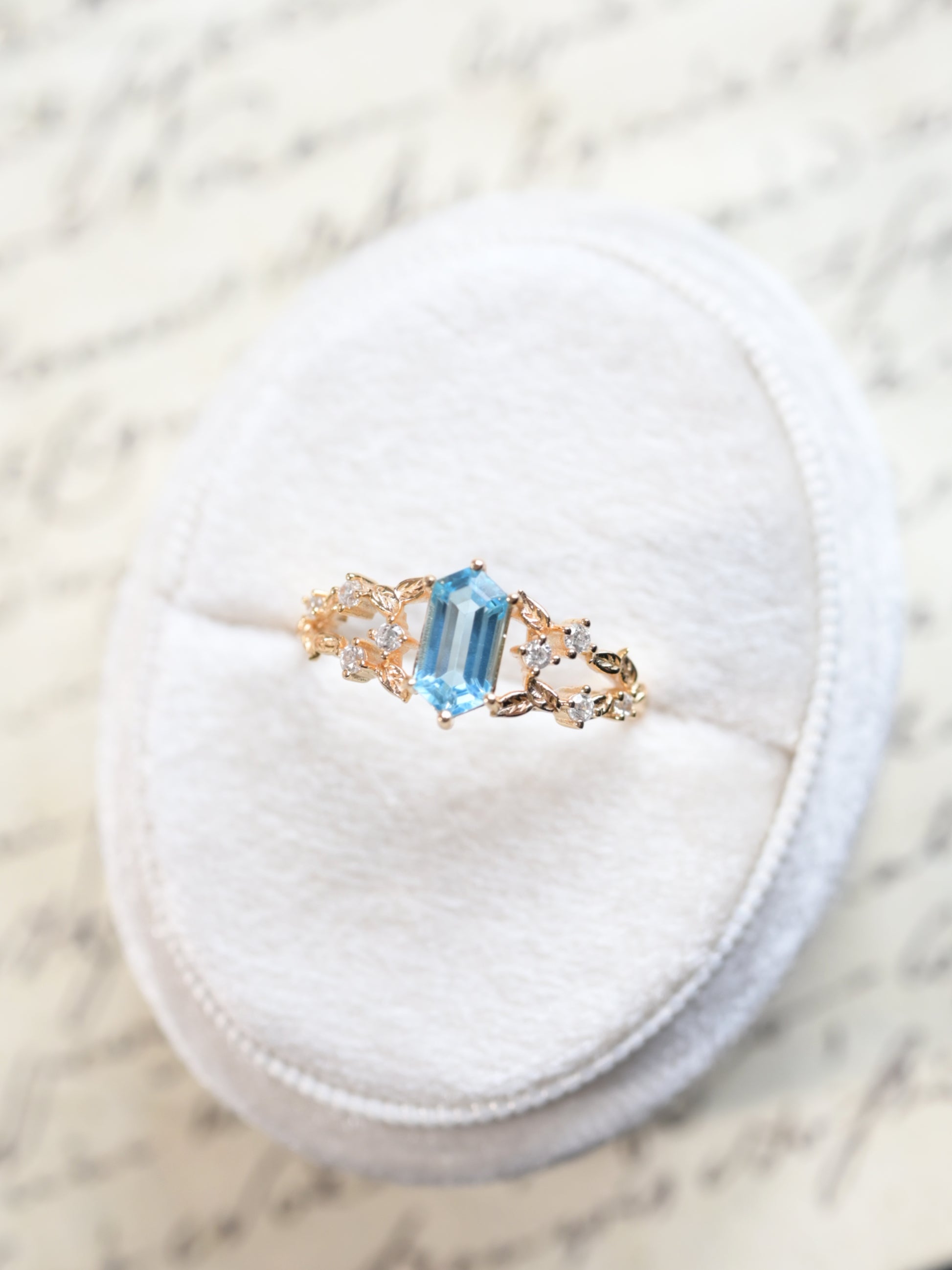 Anillo de hoja con topacio azul Londres talla esmeralda