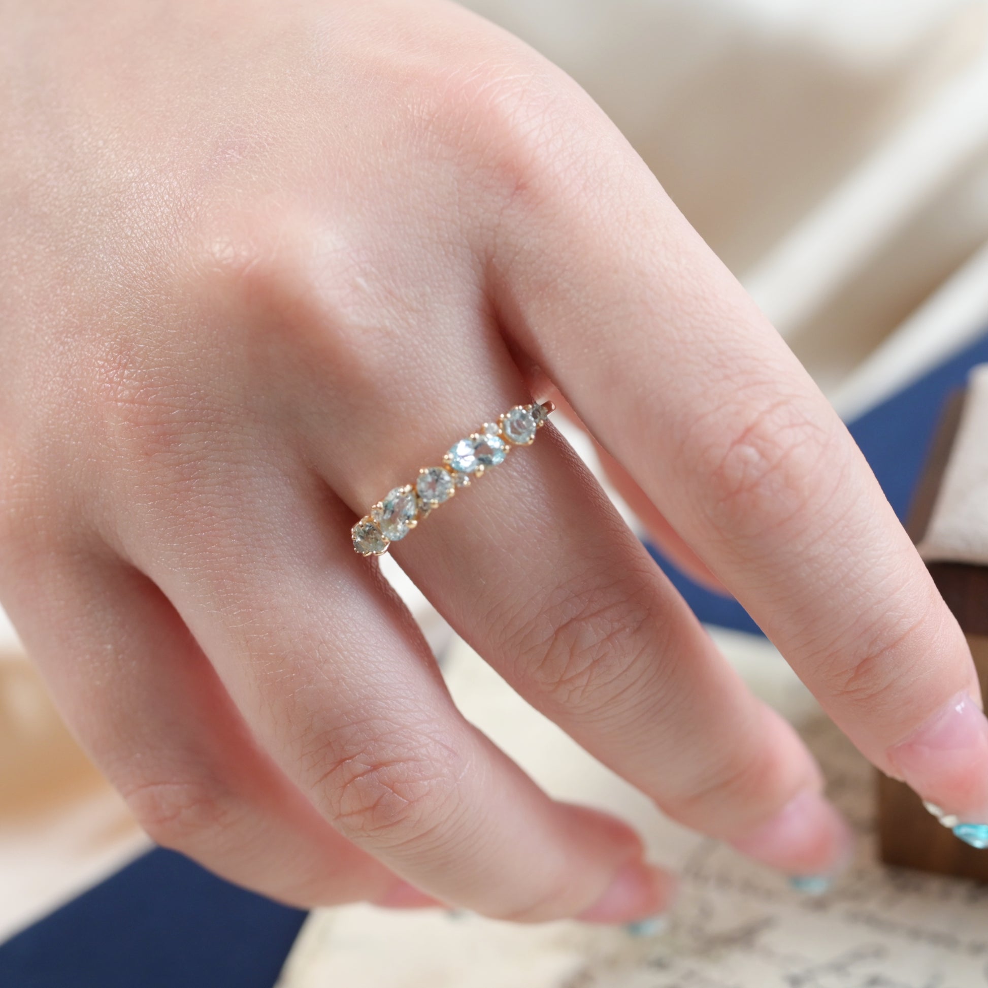 Anillo de línea Skyline con topacio azul chispeante