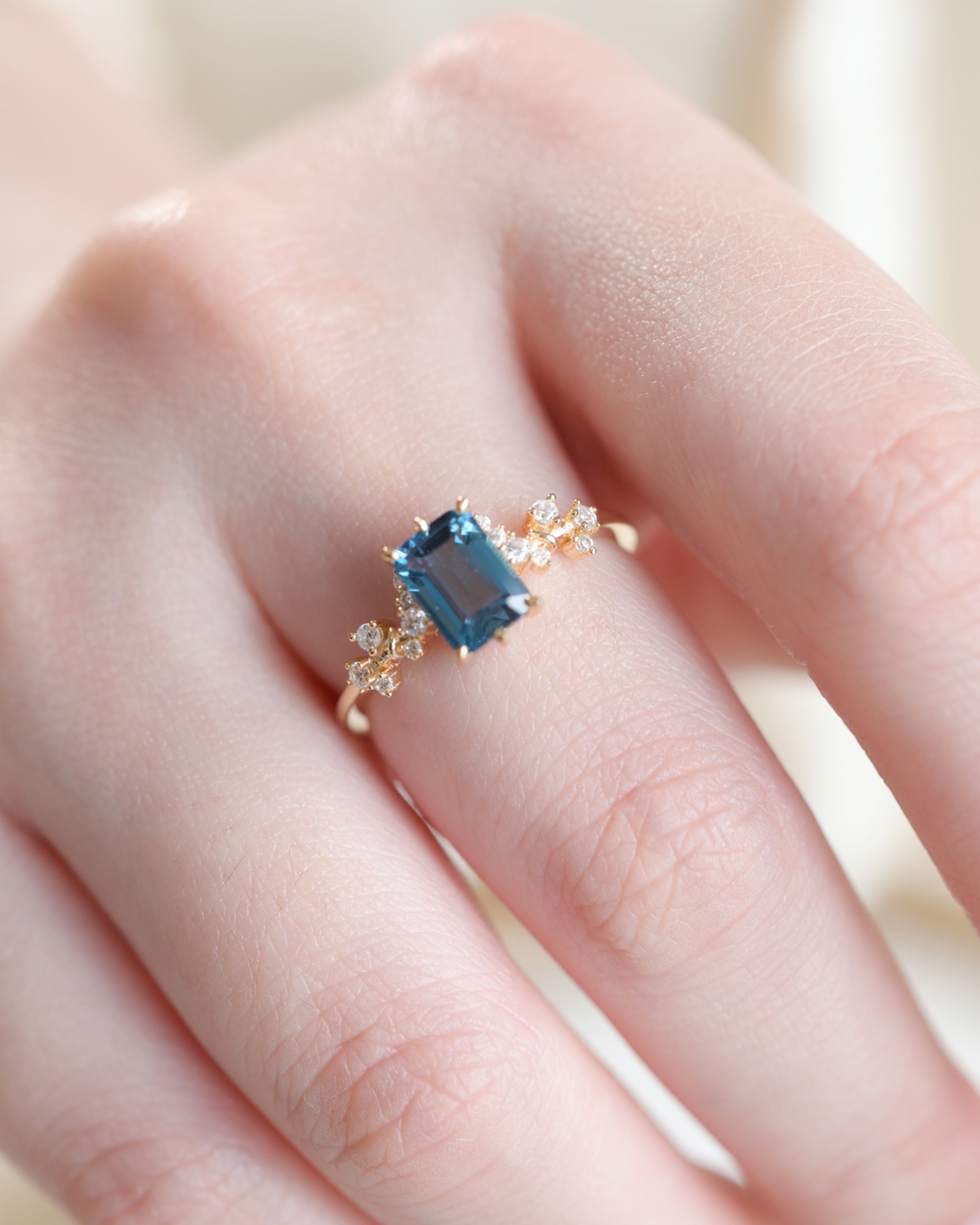 Anillo de topacio London Blue talla esmeralda