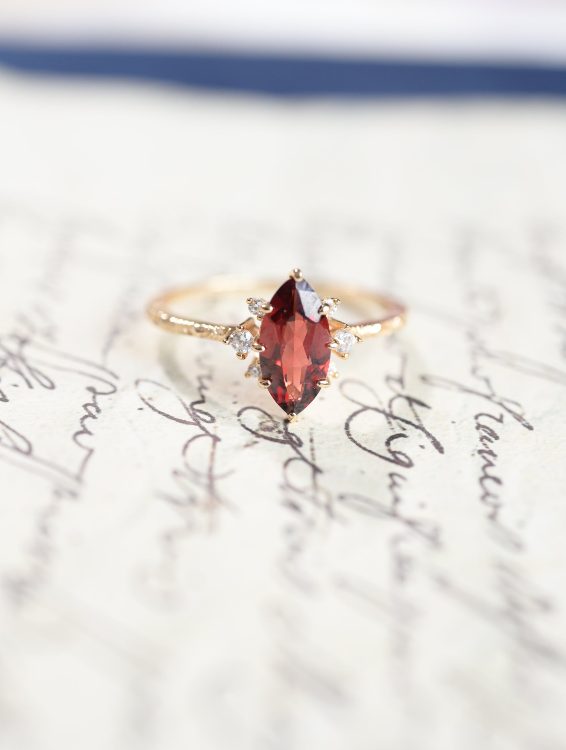 Bague vintage marquise en grenat vermeil