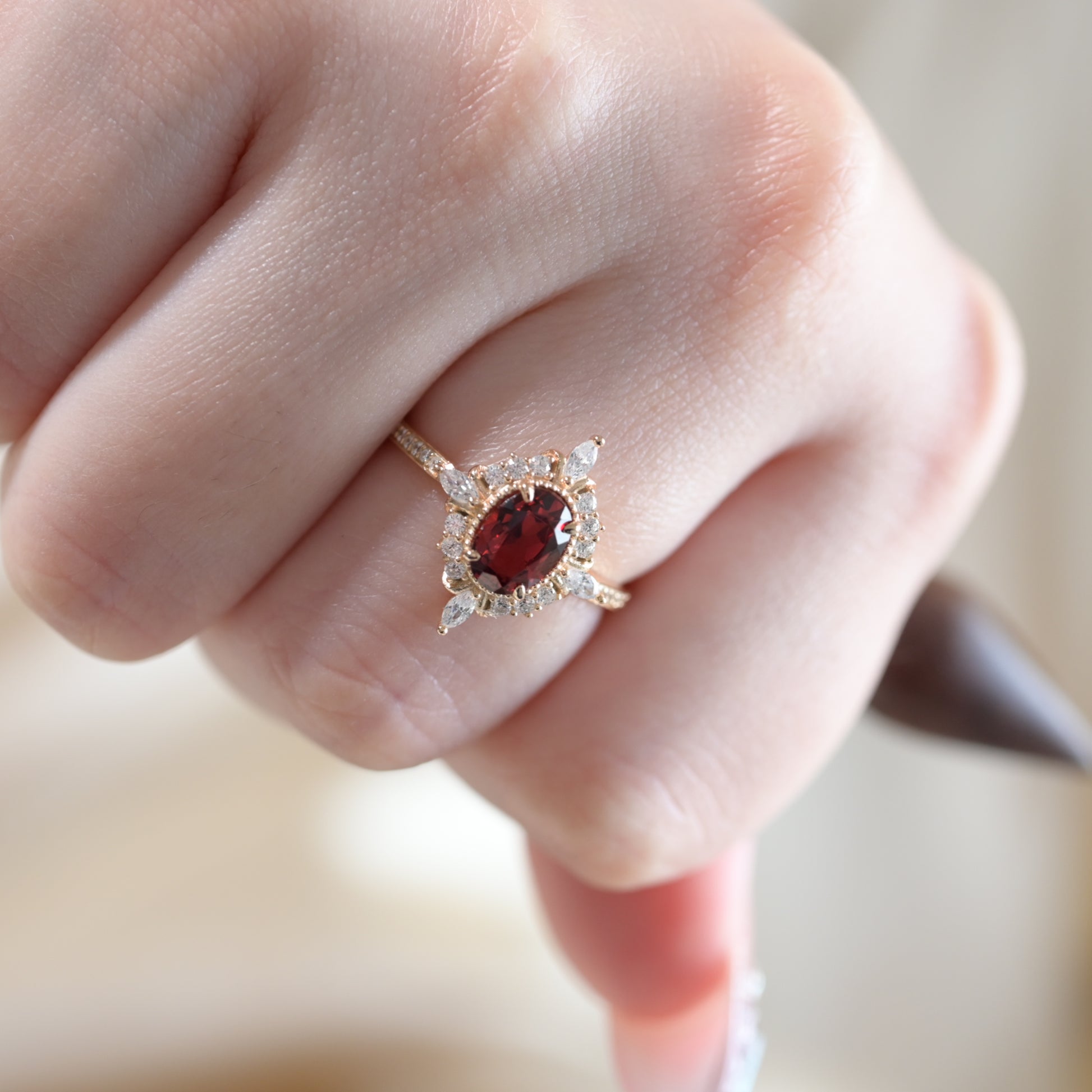 Anello Vermeil con Halo di Granato Ovale